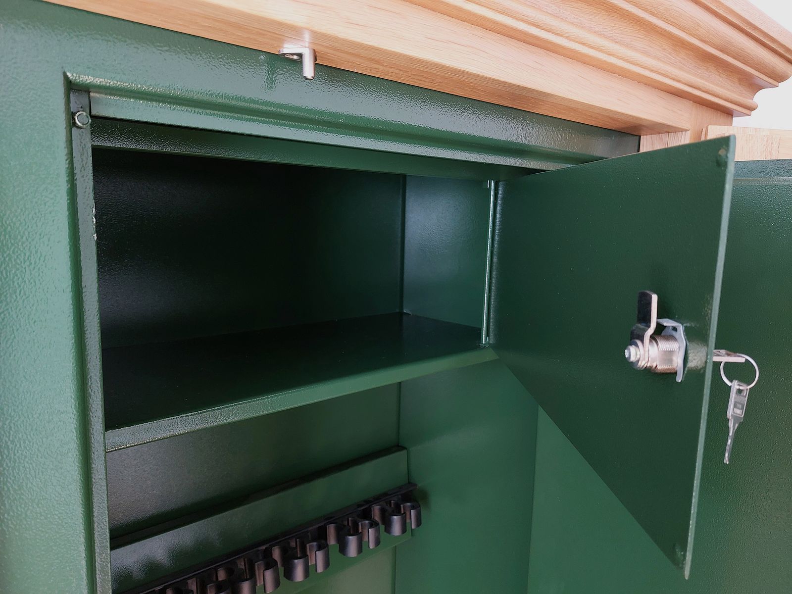 Jagdschrank Waffenschrank Schrank Eiche hell massiv Landhaus-Stil 180x140x55cm ggf. mit Tresor
