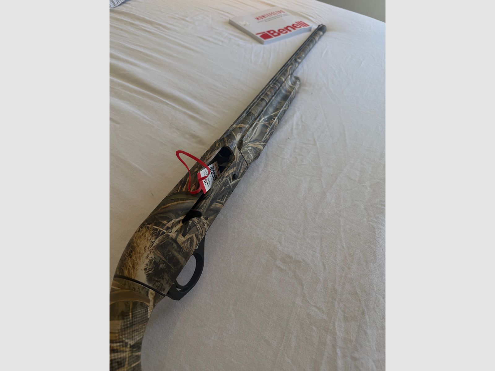     Zadbaną Benelli Montefeltro strzelbę samopowtarzalną 12/76 w kamuflażu