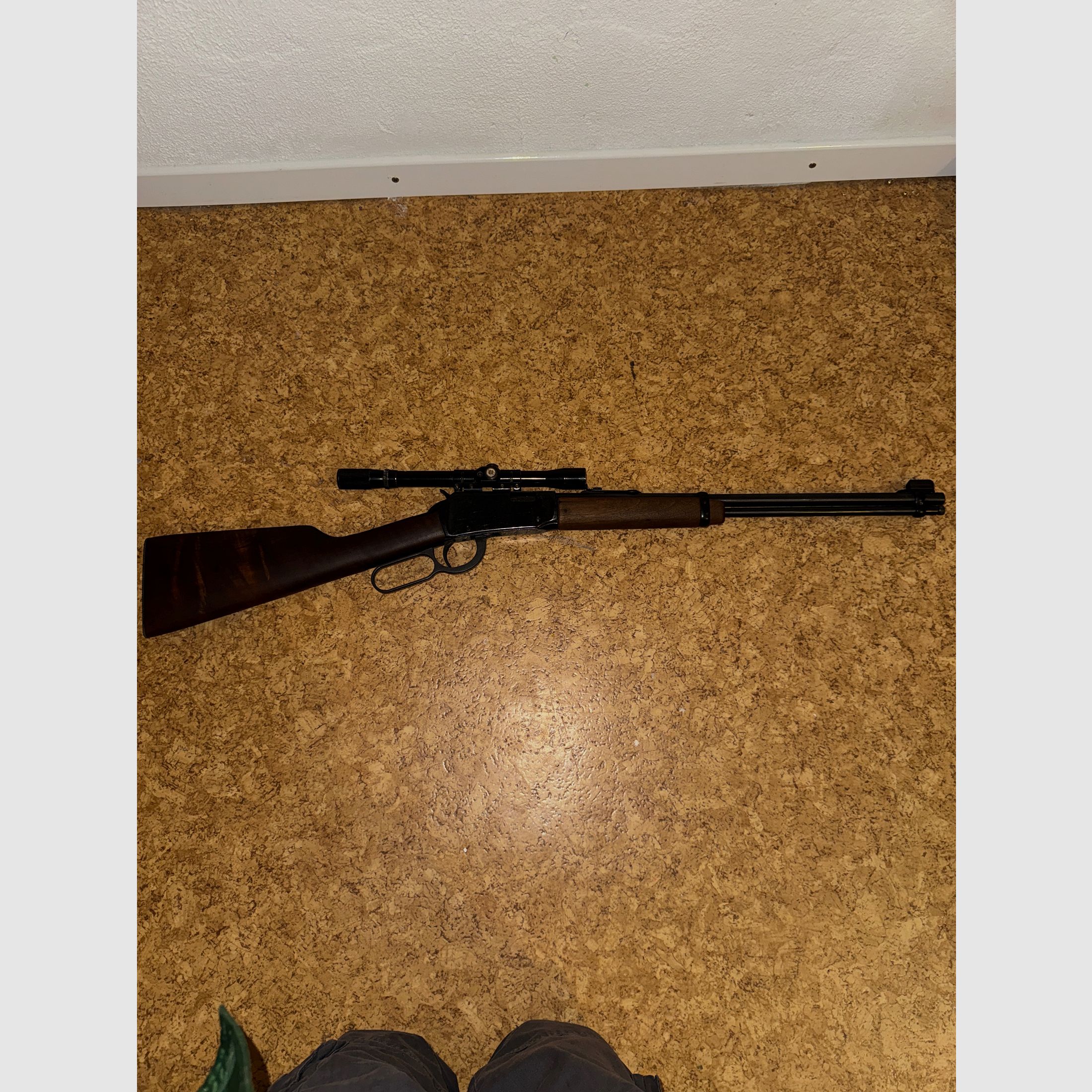 karabin powtarzalny z dźwignią pod spodem