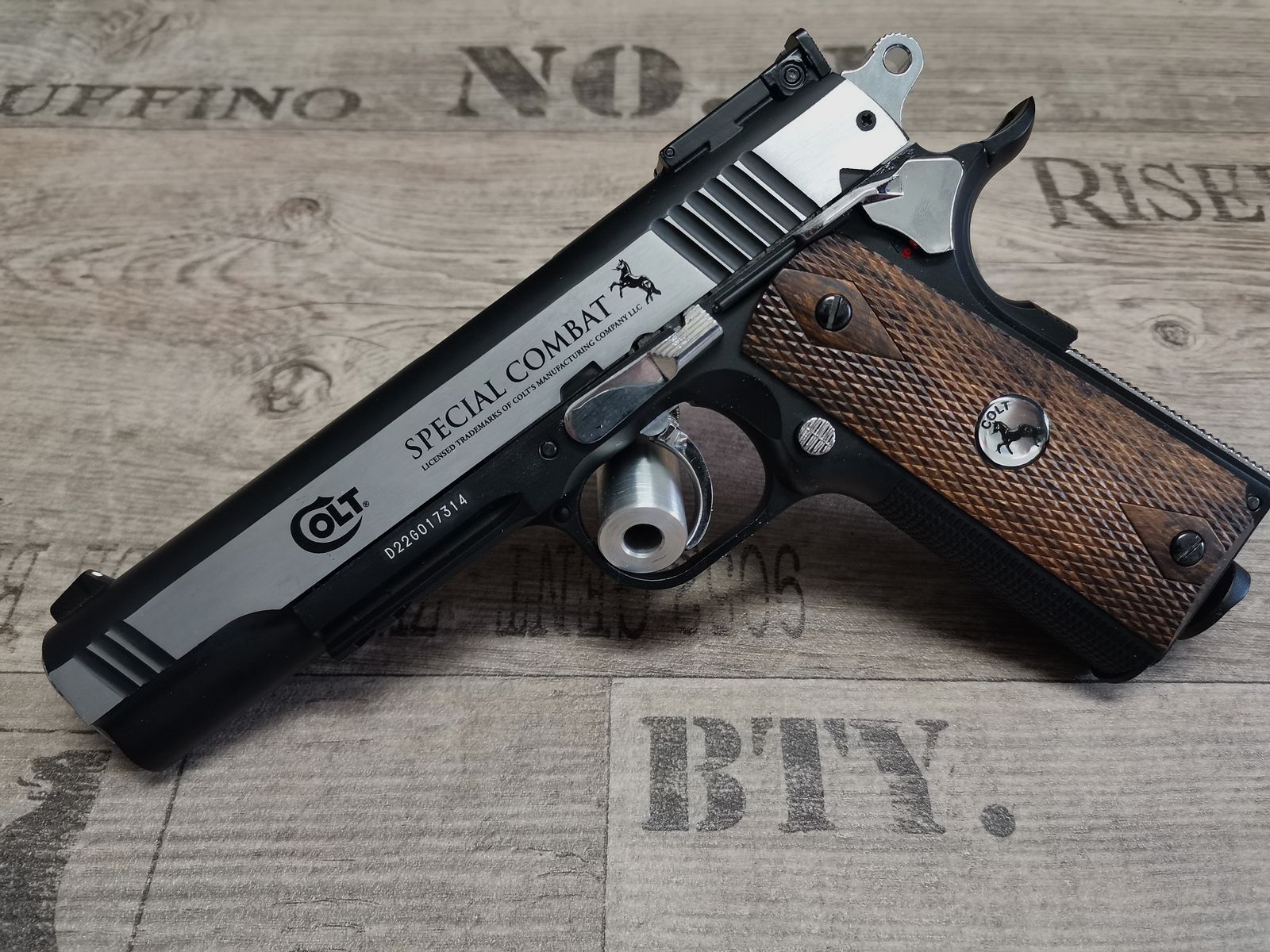 Colt Special Combat Classic CO2 4,5mm BB de acero VOLLMETALL en SET