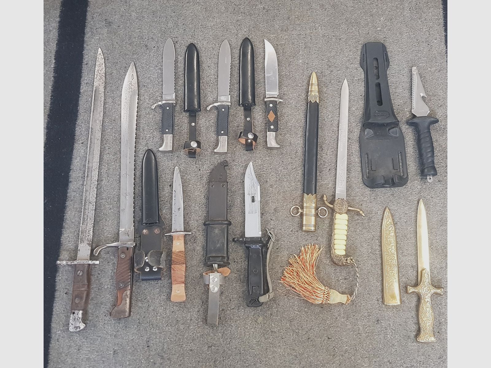 Konvolut Sammlung Messer Dolch Seitengewehr Bajonette Bowie Jagt Nicker Taschenmesser Schweizer Trachtenmesser usw..ab 5€