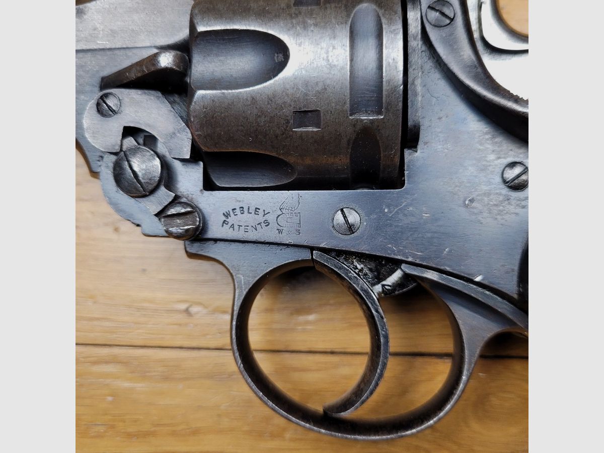 Very nice Webley MkIV revolver – Caliber .455/.476 – Serial number 80 574 – Circa 1900 – Distribution Dickson Edinburgh – Excellent mechanics – No play – Barrel and chambers in very good condition – Superb ebonite grips – TBE, image 1 of 17