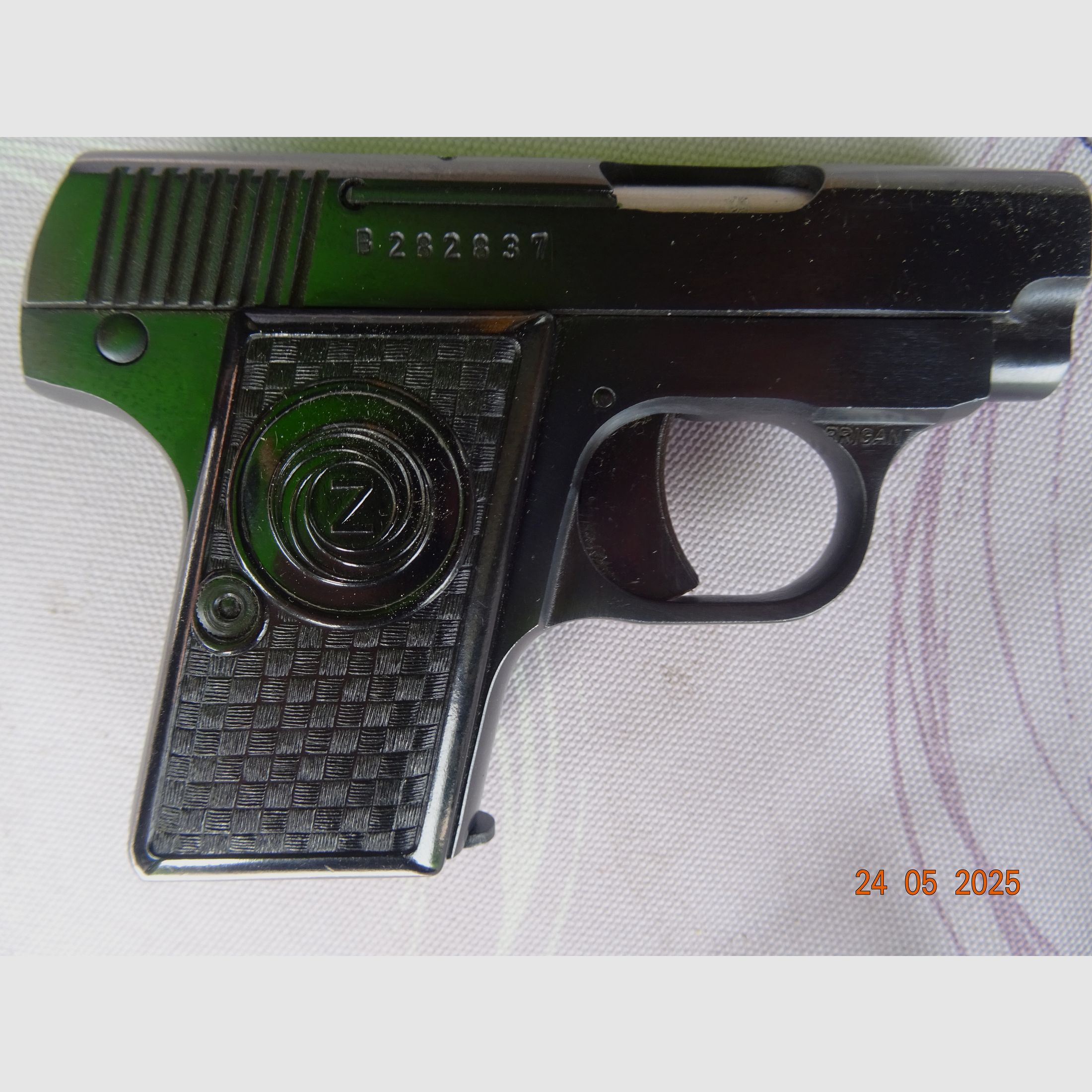 Pistola de bolsillo checa cal. 6,35 mm, usada, en buen estado