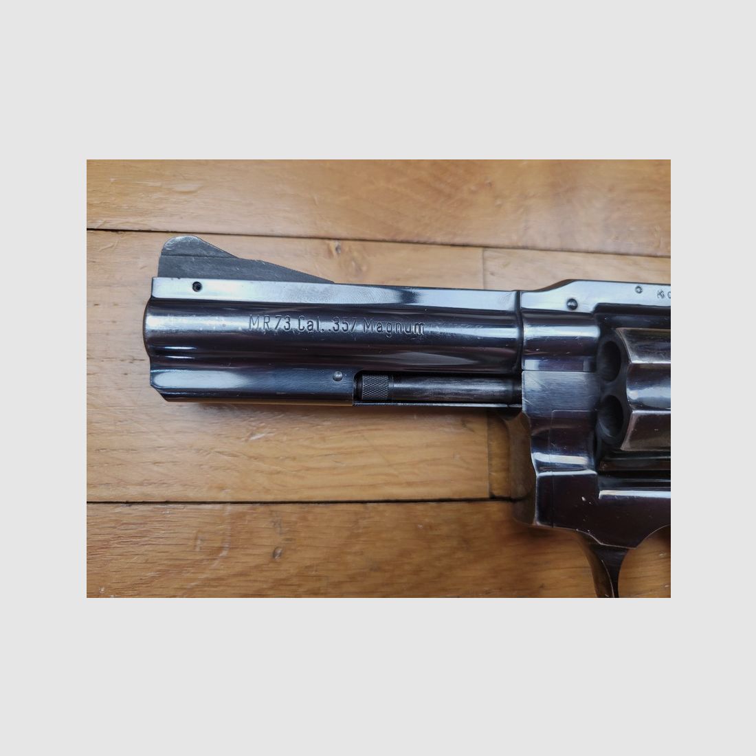 Zeer mooie revolver Manurhin MR73 Sport 4 inch – 357Mag – Fabricage Manurhin – serie K van 1984 – mooie bluing – loop en kamers spiegelend – plaat met twee schroeven – strakke boring 355′ – een van de laatste »echte« MR73 – TBE +, afbeelding 14 van 14