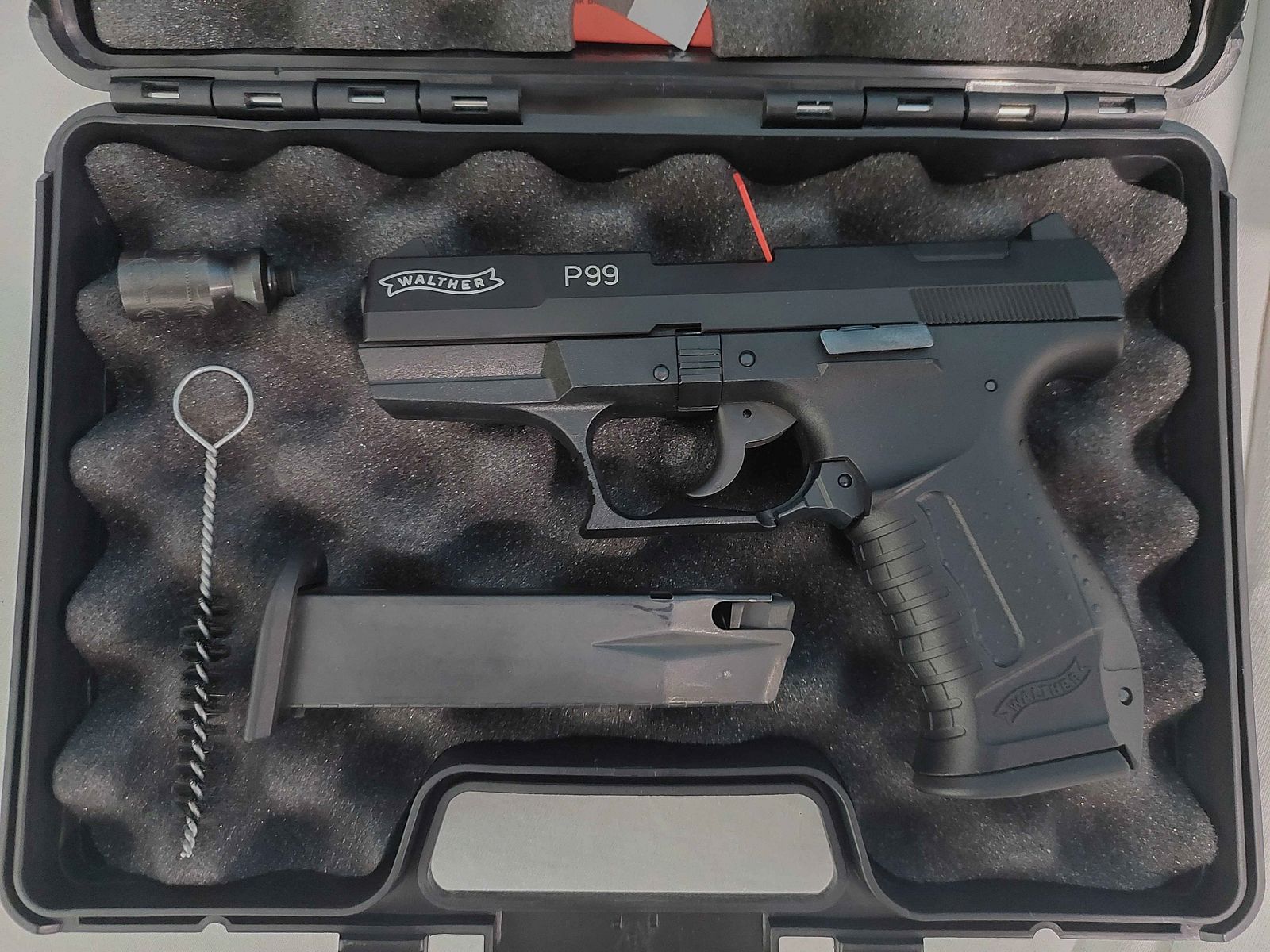 Walther P99 9mm P.A.K. z 1 dodatkowym magazynkiem i kaburą Walther.