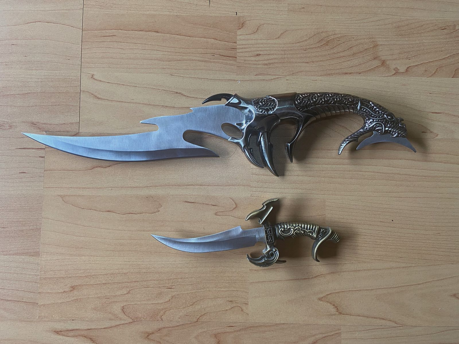 Samurai sword + fantasy knife used to like new