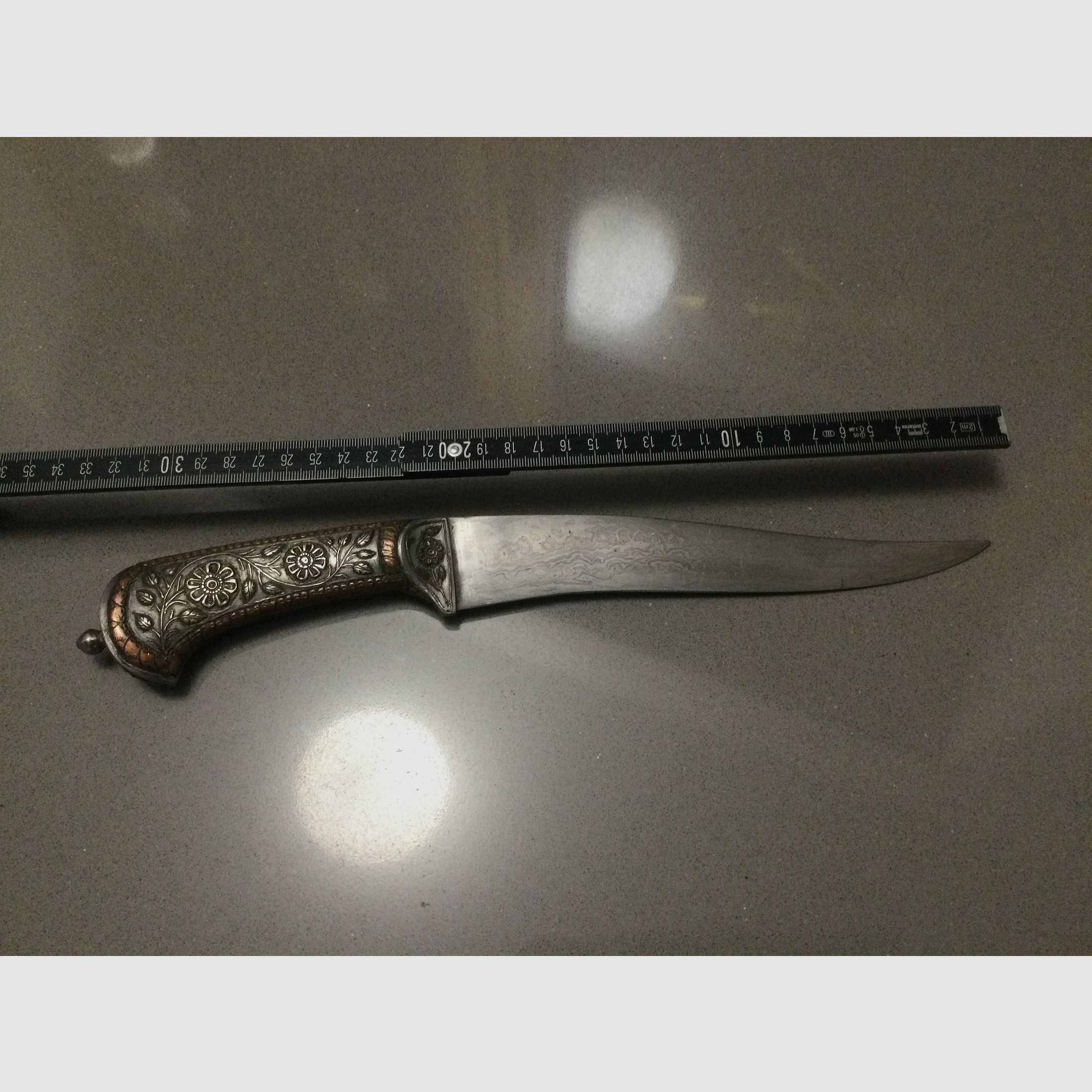 Hermoso cuchillo antiguo, daga, antigüedad, hoja de Damasco