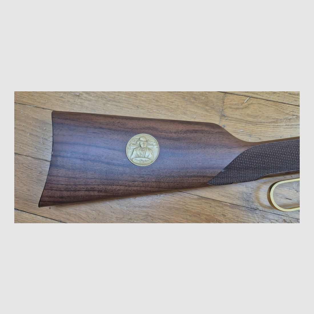 Winchester Kommemoration « Oliver F. Winchester » OFW 1894 – 19.999 Ex. – Wunderschöne Rauten – 38-55Win – Nie geschossen – Originalbox und leere Munitionbox im Modell – Zustand TBE+++, Bild 4 von 41