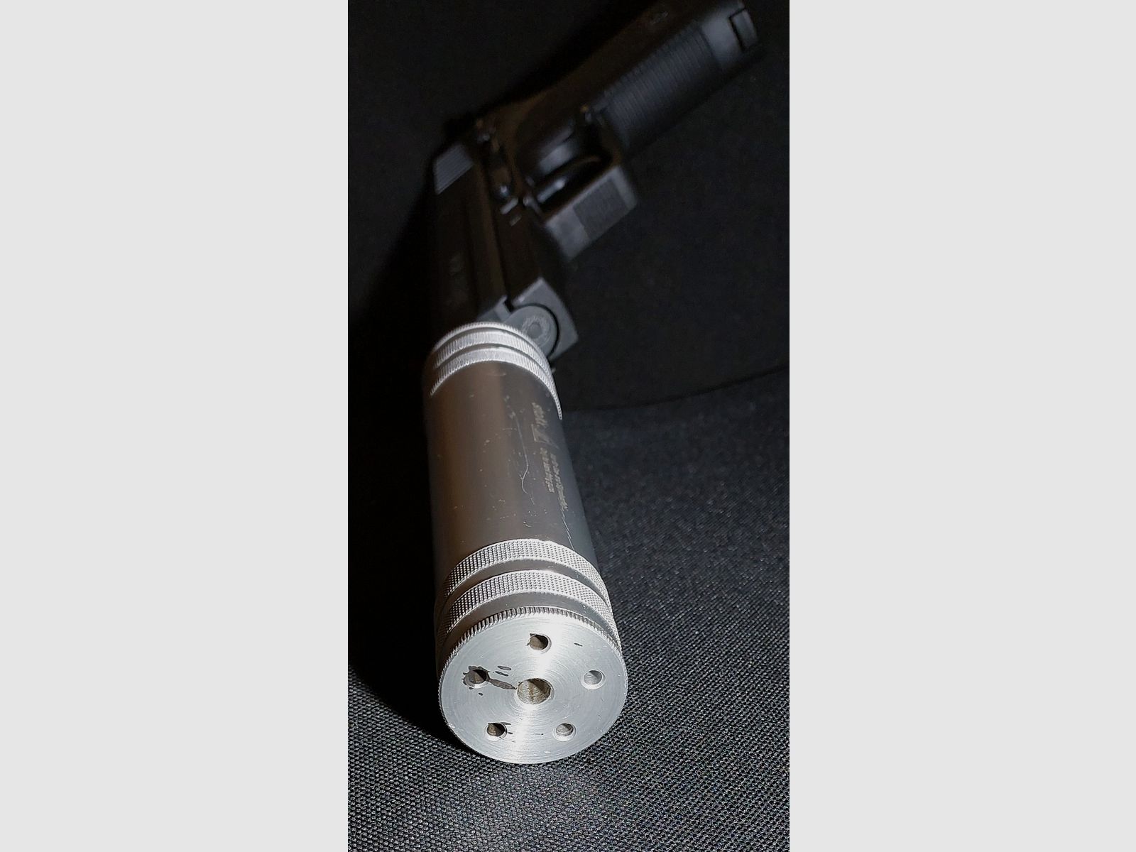 Pistolet alarmowy Röhm RG96, oksydowany (PTB 699) Zestaw RG 96 z tłumikiem, pomocą do ładowania i 2 magazynkami