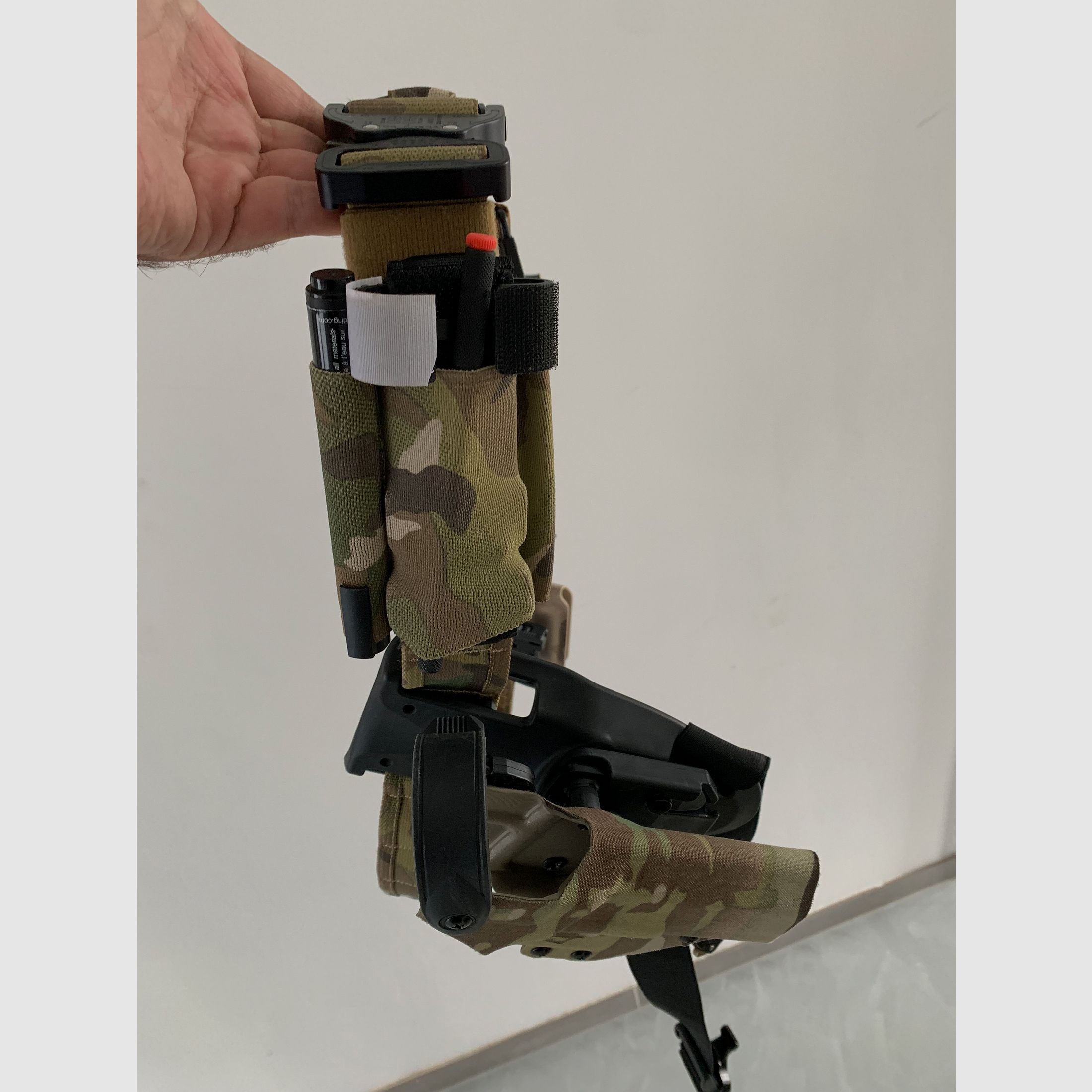 Paquete completo Black Trident - funda, cinturón, soporte para cargador, etc.