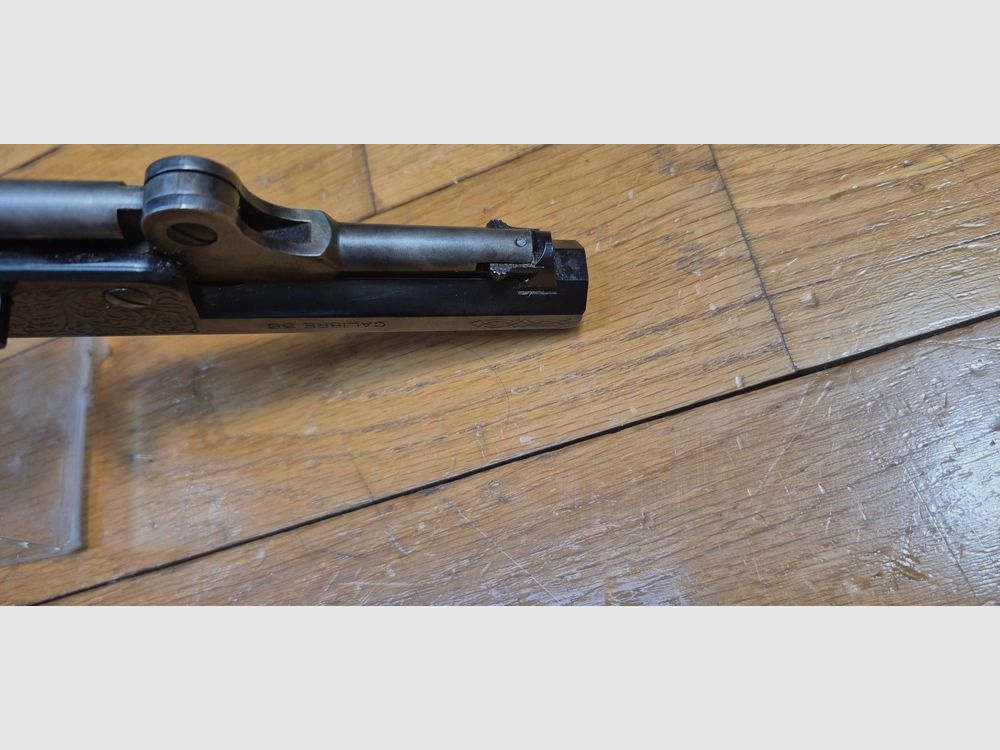 Schöner Schwarzpulverrevolver Colt 1851 von Pietta — Modell „Navy Yank“ — Kal. 36 — Luxusversion — Gehäuse und Lauf graviert — 100% schwarze Brünierung — Perfekte Mechanik — Waffe gestempelt BF (1995) — Ausgezeichneter Zustand — TBE+, Bild 12 von 23