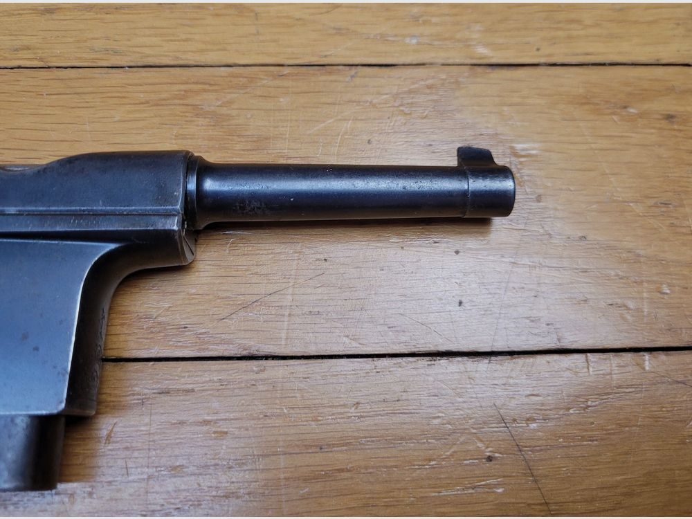 Rarissimes Pistol Charola Modell 1897 – Selbstladepistole im Kaliber 7mm Clément, auch Teuf Teuf genannt – Die seltenste Variante des Charola y Anuita – Weniger als 700 Exemplare – Abnehmbares Magazin und originale Bakelit-Griffschalen – Erste spanische Automatikpistole – Picareske Reduktion des legendären C96 – Außergewöhnliches Stück Geschichte in Kategorie D – Allgemein in sehr gutem Zustand!, Bild 21 von 22