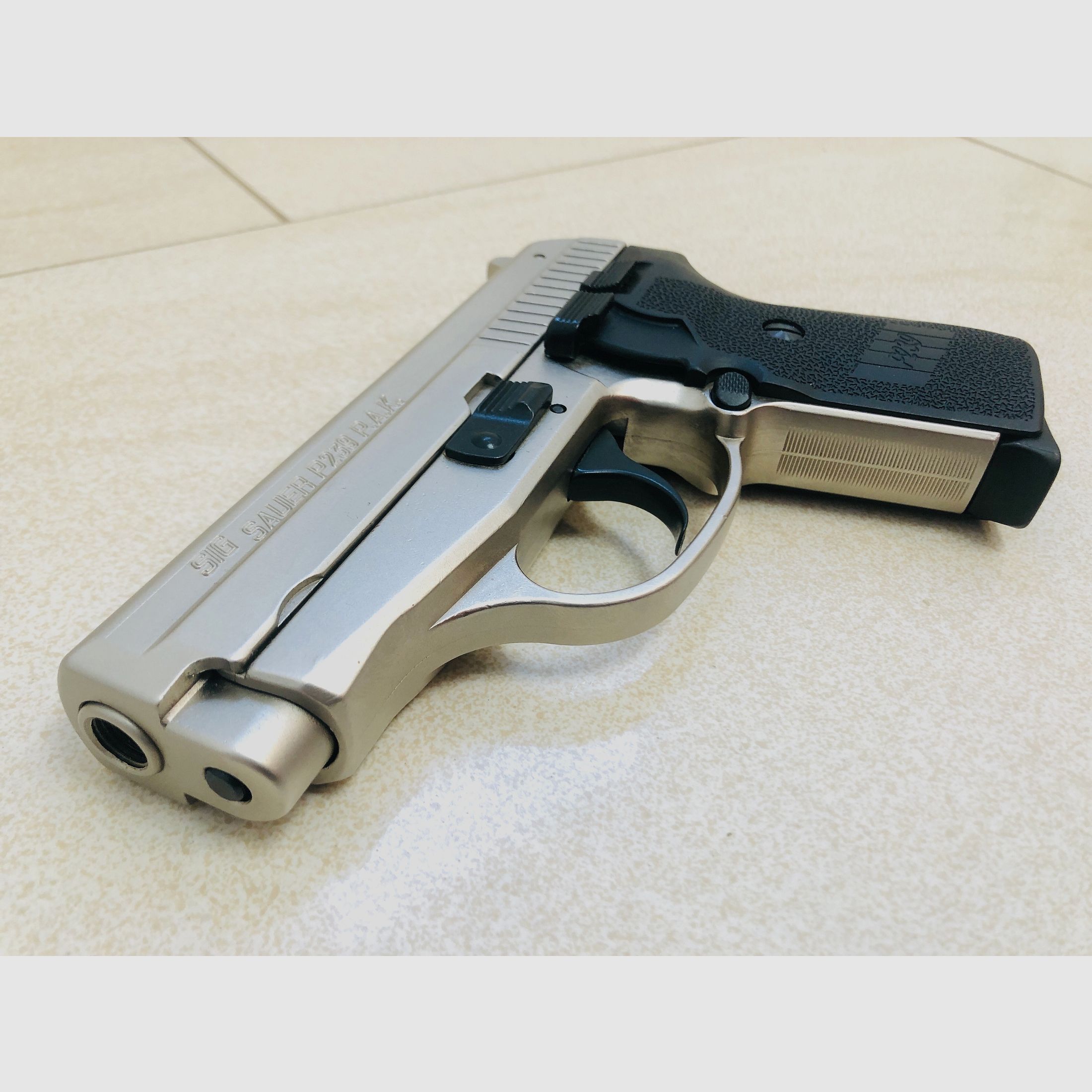 ••• SIG SAUER P239 schreckschiesspistool / nikkel / accessoires / originele verpakking / PTB 874 •••