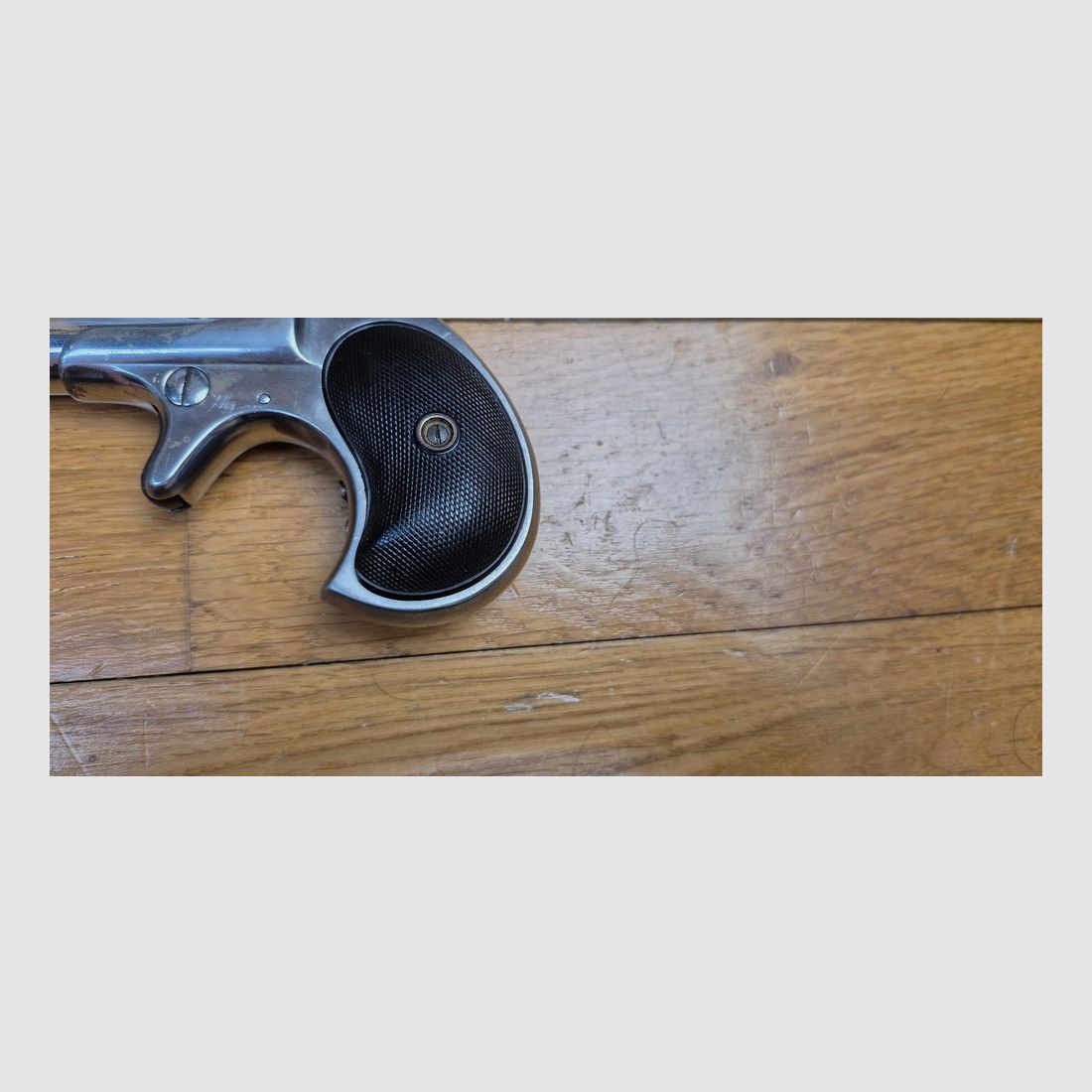 Iconico pistola doppia Derringer Remington M95 – Cal. 41 a percussione .41RF – raro e ricercato Tipo I tardo – L'arma dei saloon del 1870/1880! – Ottima finitura nichelata originale – Eccellente stato meccanico – Buone canne – Eiezione perfetta – Impugnature in ebonite in ottimo stato – Solo 14.000 esemplari! – Un "joker" nella manica di un as in ottimo stato – TBE+/TBE++, immagine 3 di 22