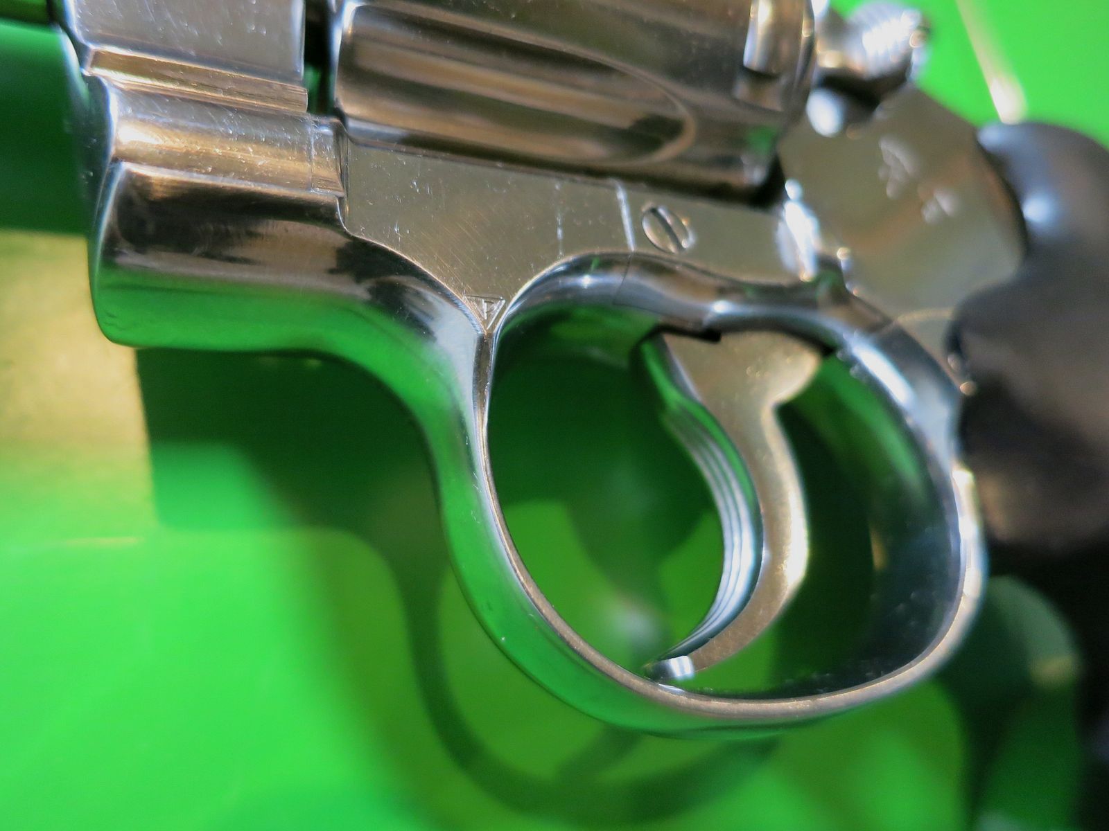 Revolver COLT PYTHON, Stainless (Hochglanzpoliert), .357 Magnum, 4" Lauf, Gummi-Sportgriff   #25-