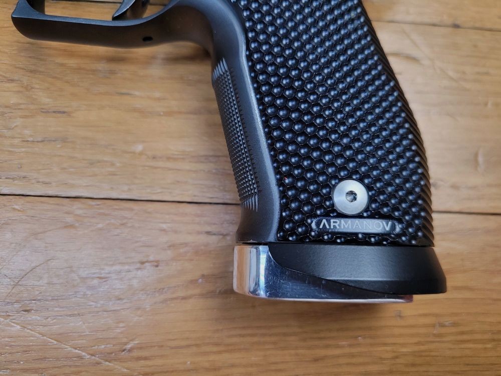 Außergewöhnliche Sig Sauer X Five „Black and White“ – Kal. 9×19 – Herstellung im Mastershop Sig Sauer – Nur Single Action – Großartiger Abzug – 2 Magazine mit 19 Schuss – Beidseitige Sicherung – Original + Armanov Griffschalen – Fiber Optik Korn – Werkzeugkoffer mit Dokumenten – Die Batmobile der modernen Handfeuerwaffen! – Gebraucht im absolut neuwertigen Zustand!, Bild 3 von 30