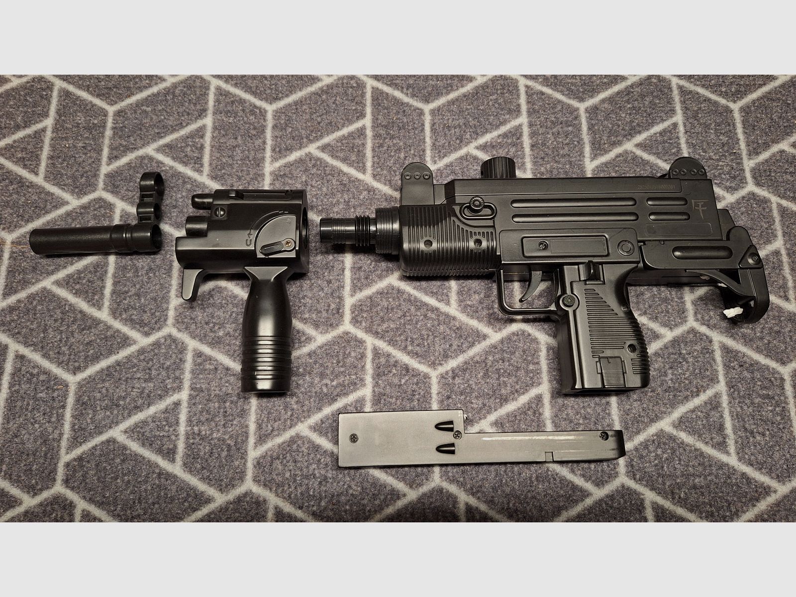 UZI Springer Airsoft 6mm NEU!