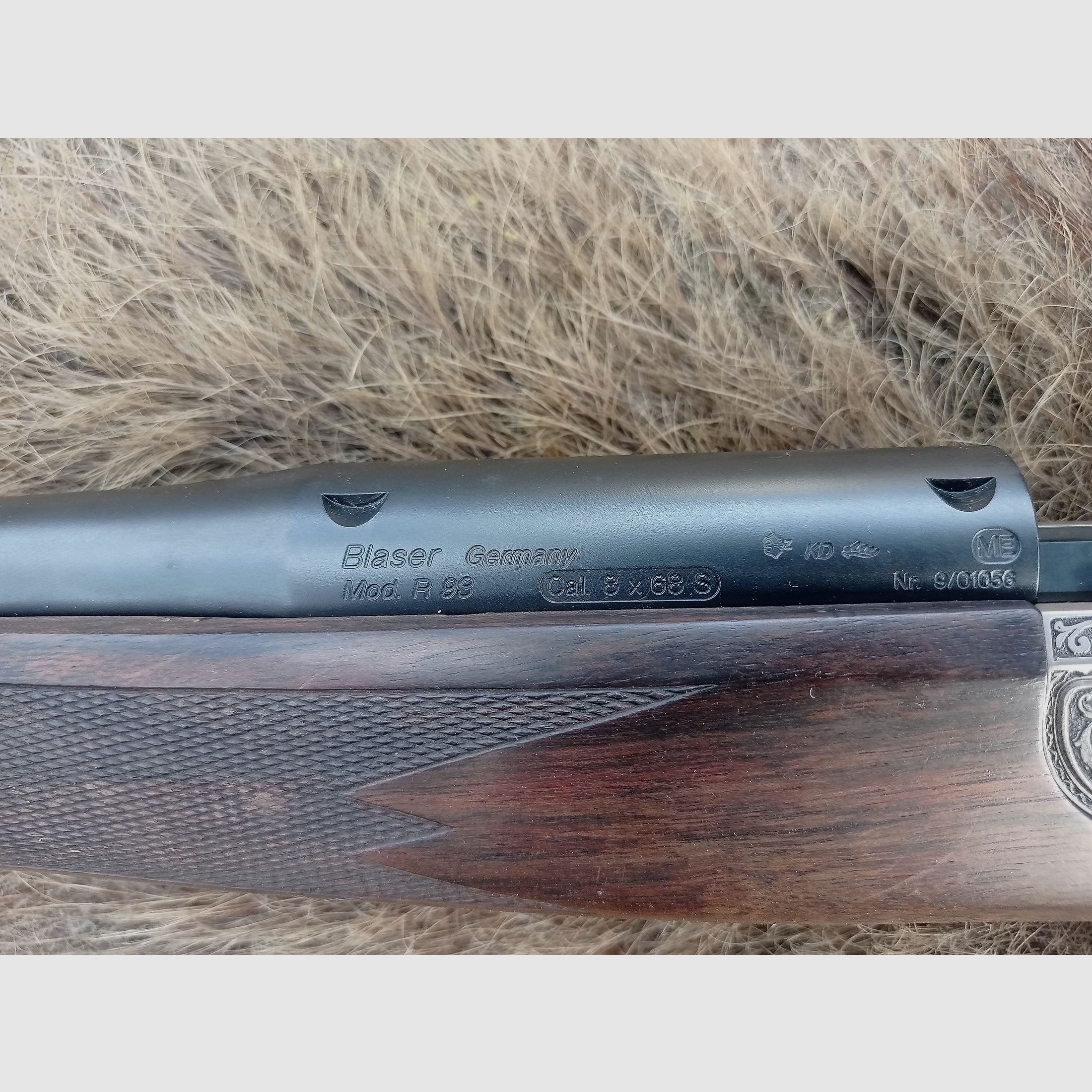 Blaser R93 vollgraviert mit unbenutztem Lauf in 8x68S Holzklasse 9 