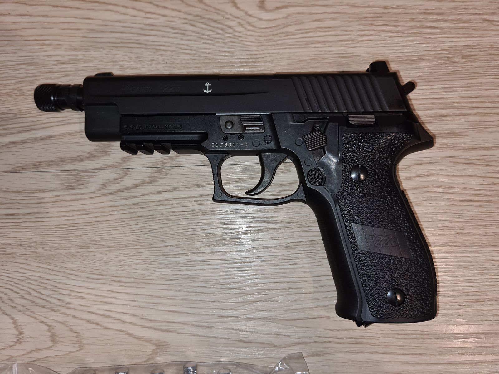  Co2-Pistole SIG SAUER P226 Schwarz  + ca 950stk. 4,5 mm Diabolo  + 8 Co2-Kapseln Umarex