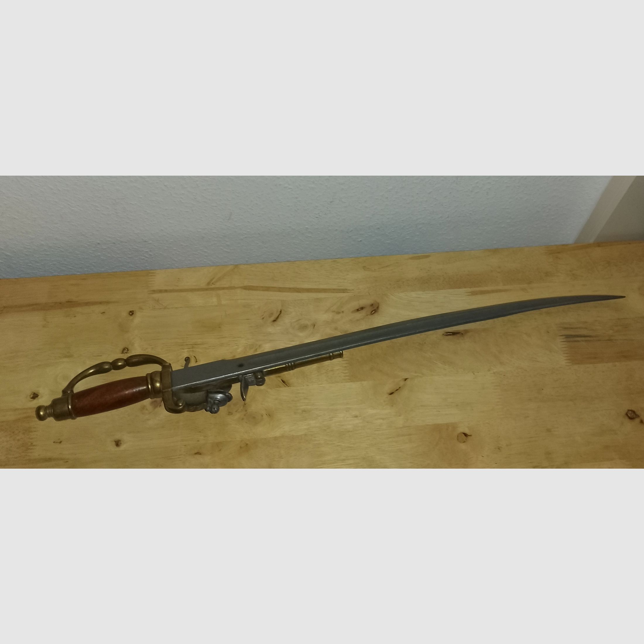 Dekoracyjny szabel z pistoletem skałkowym ok. 72 cm