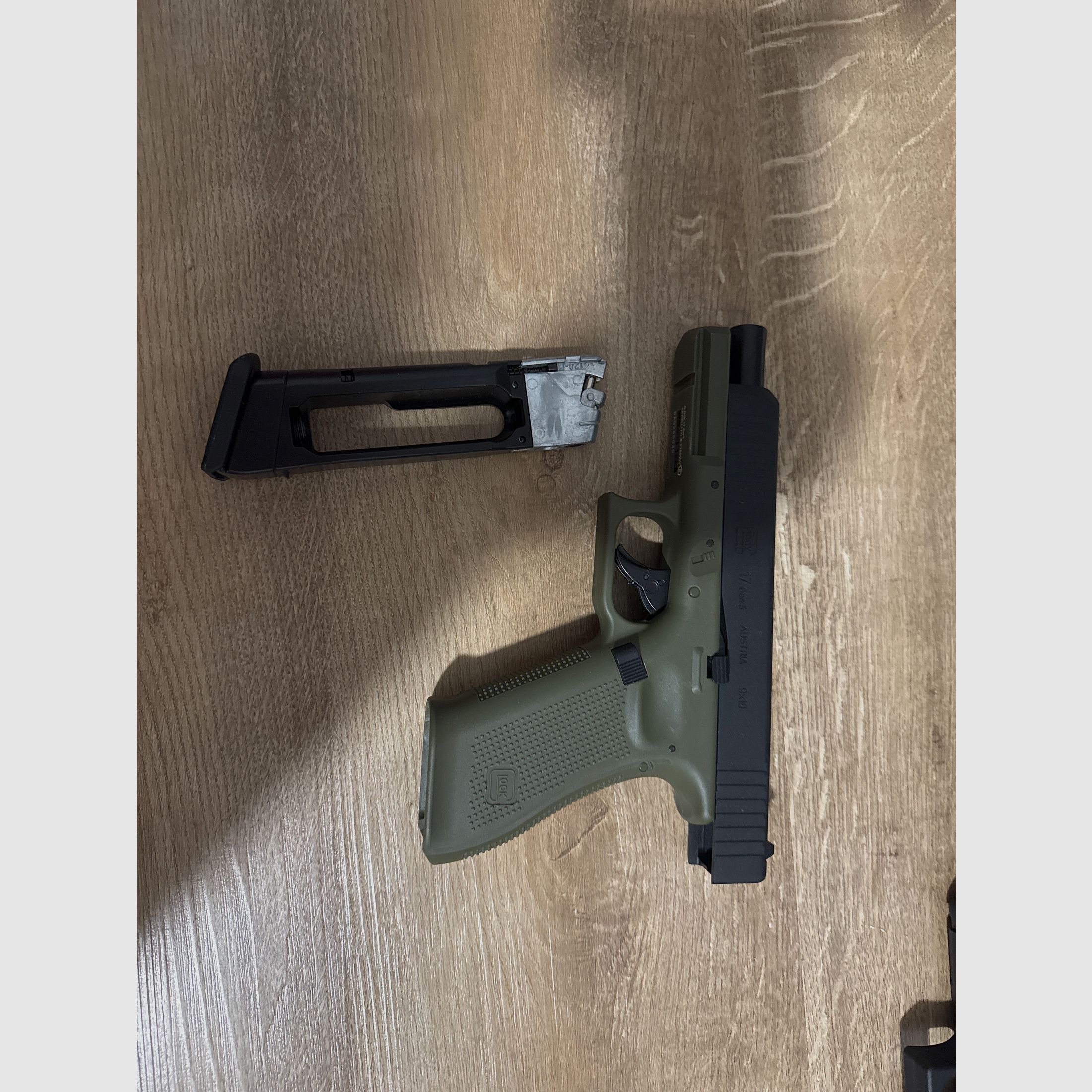 **CO2** 2x Glock 17 1x Glock 19 1x Walther CP88