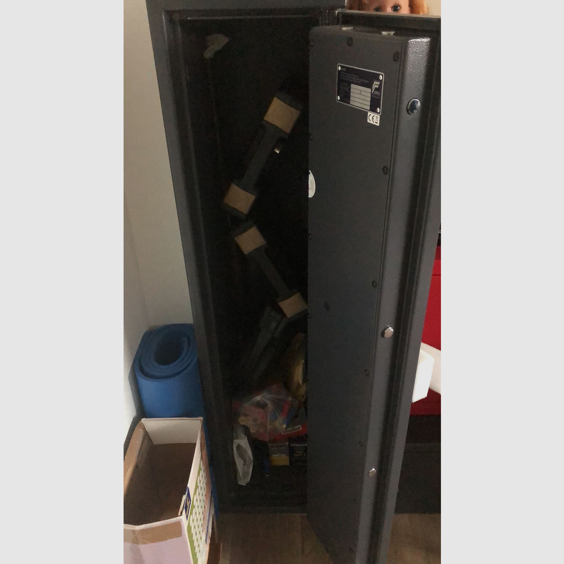 Waffenschrank in der graphitgrauen Farbe Grad 0 EN 1143-1 Safe 0-4 mit elektronischem Zahlenschloss S & G Spartan mit Tastatur und die Flinte als Geschenk erhalten