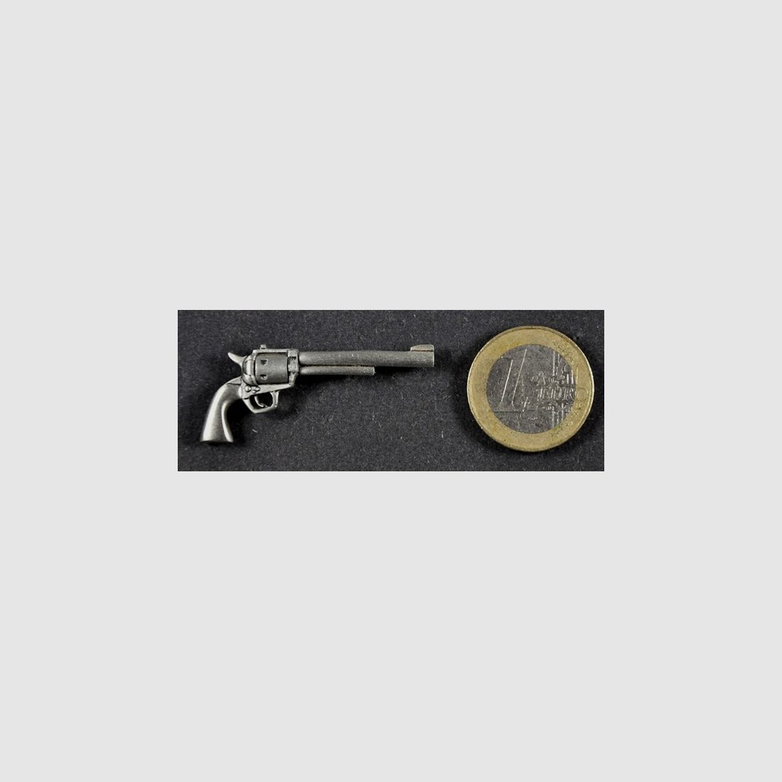 CASUL Revolver als Metall-Anstecker