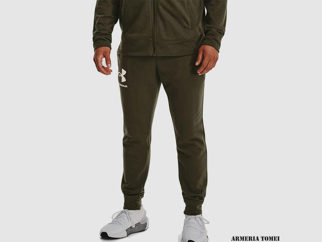 PANTALONS – UNDER ARMOUR – HOMME – JOGGER RIVAL TERRY Marine OD Green / Onyx White – 390, image 3 sur 4