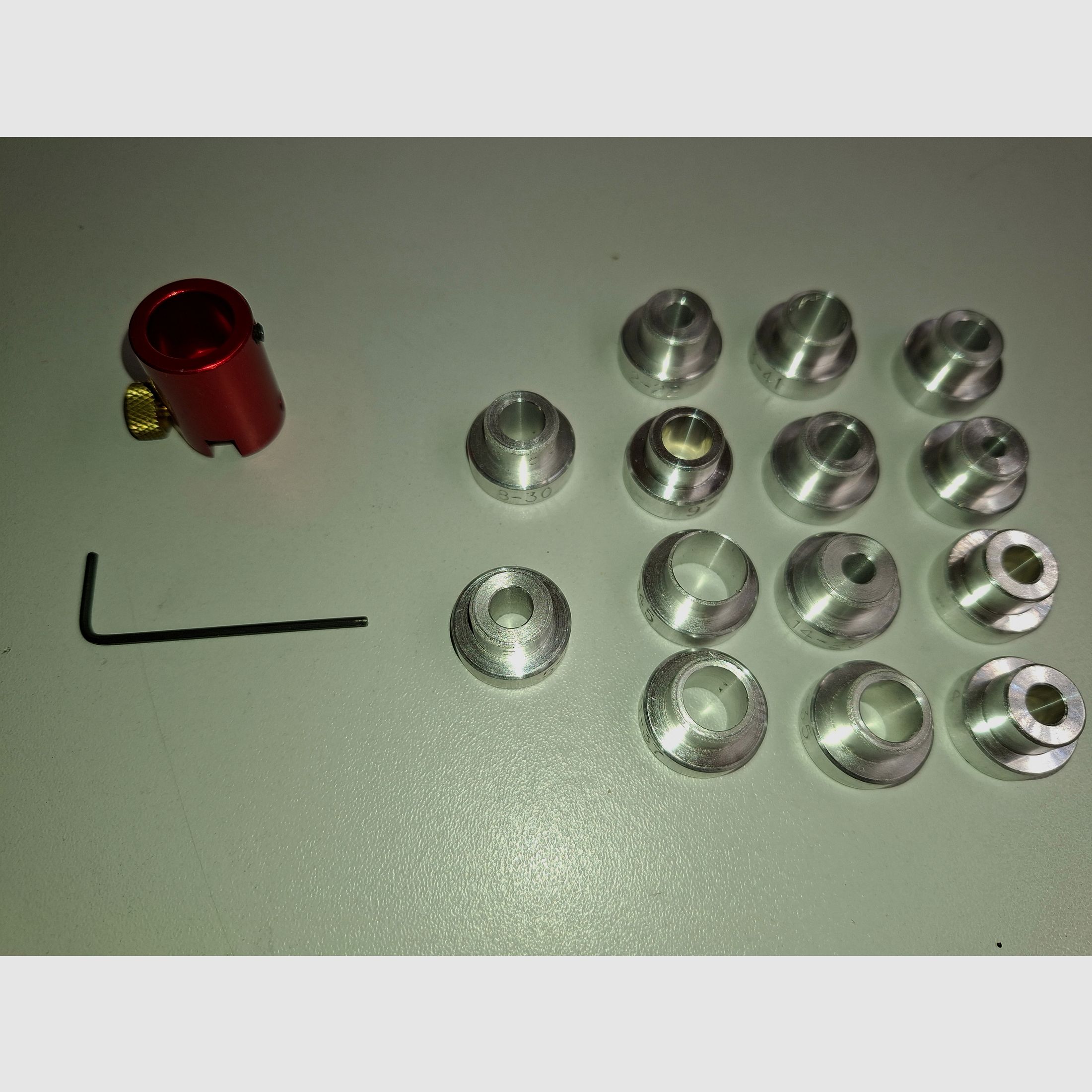 Hornady LNL Comperator Set mit 14 Kalibereinsätzen für Messschieber