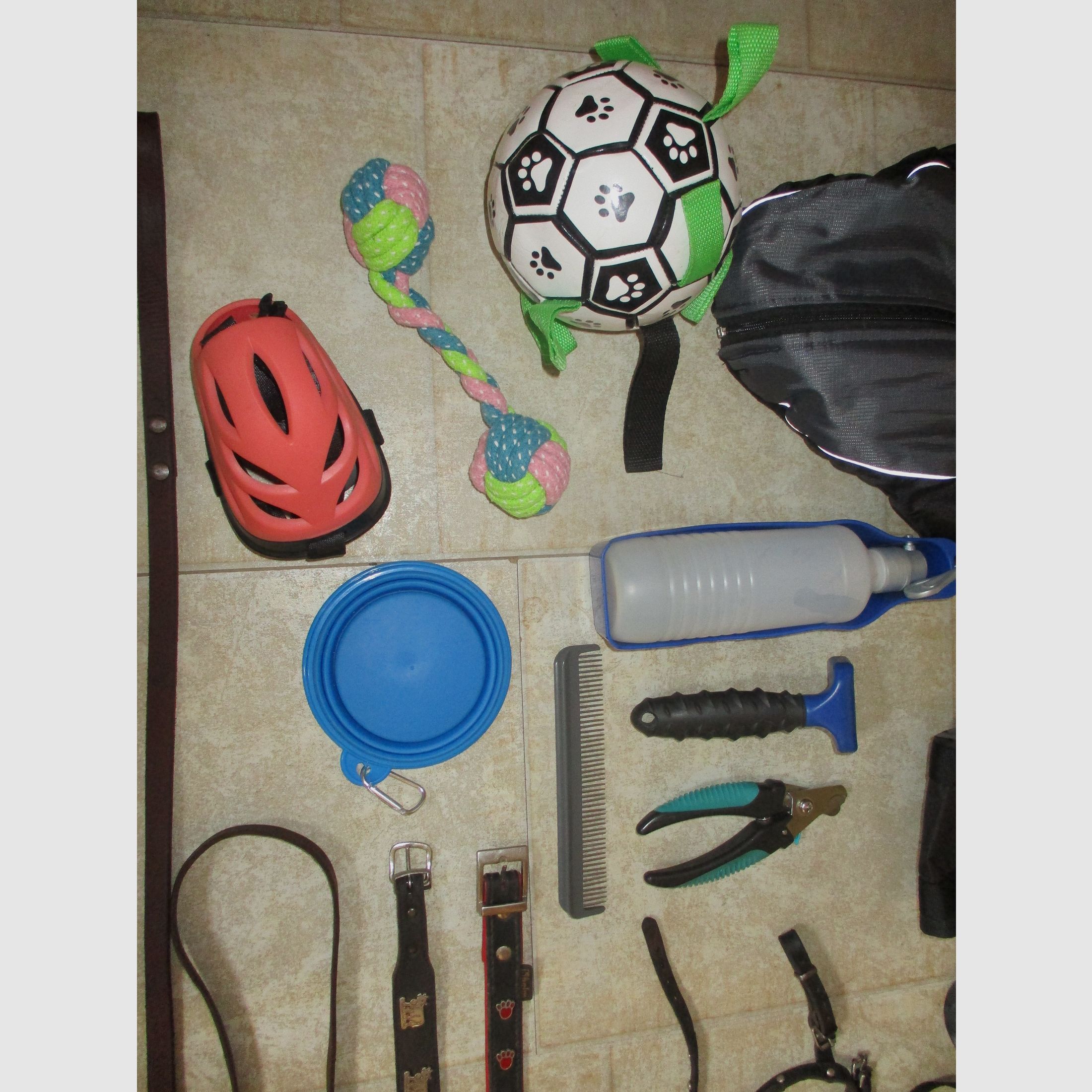 Hundezubehör, Leinen, Halsbänder, Kleidung, Näpfe...