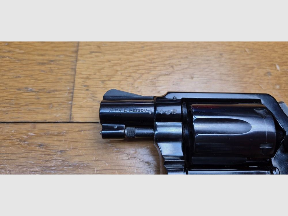 Selten und sehr schöner Revolver Smith&Wesson Mod 12-1 – Seltene Air Weight-Version des Military and Police von 1905 – Speziallegierung in Rahmen und Trommel aus Stahl – 6 Schüsse (und nicht 5!) im Kaliber 38 SP – Neuer 2 Zoll Lauf – Beeindruckende Waffe mit …. 520 Gramm im Rahmen KA! – Der große Bruder des Smith 37 – Schöne Smith-Konstruktion aus den großen Jahren – Waffe von 1962 – Im neuwertigen Zustand! – TBE+/TBE++, Bild 23 von 23
