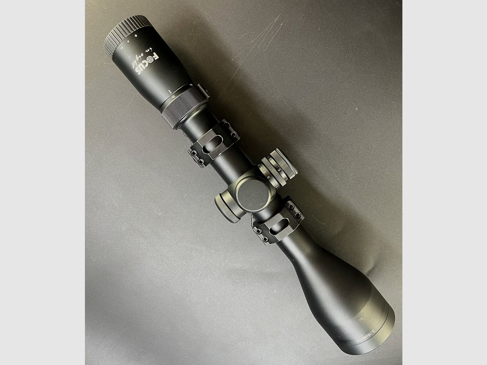 Aussteller FOCUS In Sight 3-18x56 #4 30mm Parallax mit Ringmontage