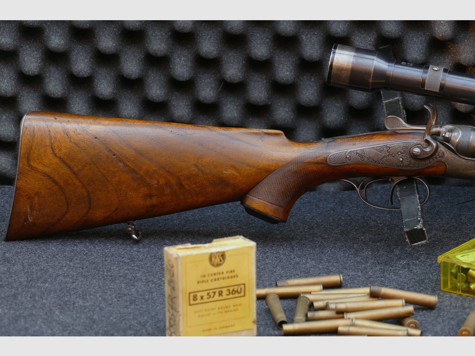 Fucile a canne sovrapposte di Ferlach, calibro 8×57 R‑360 / 16/65, cannocchiale Kahles Vienna H/4×, valigetta in pelle, matrici, bossoli e proiettili (173)