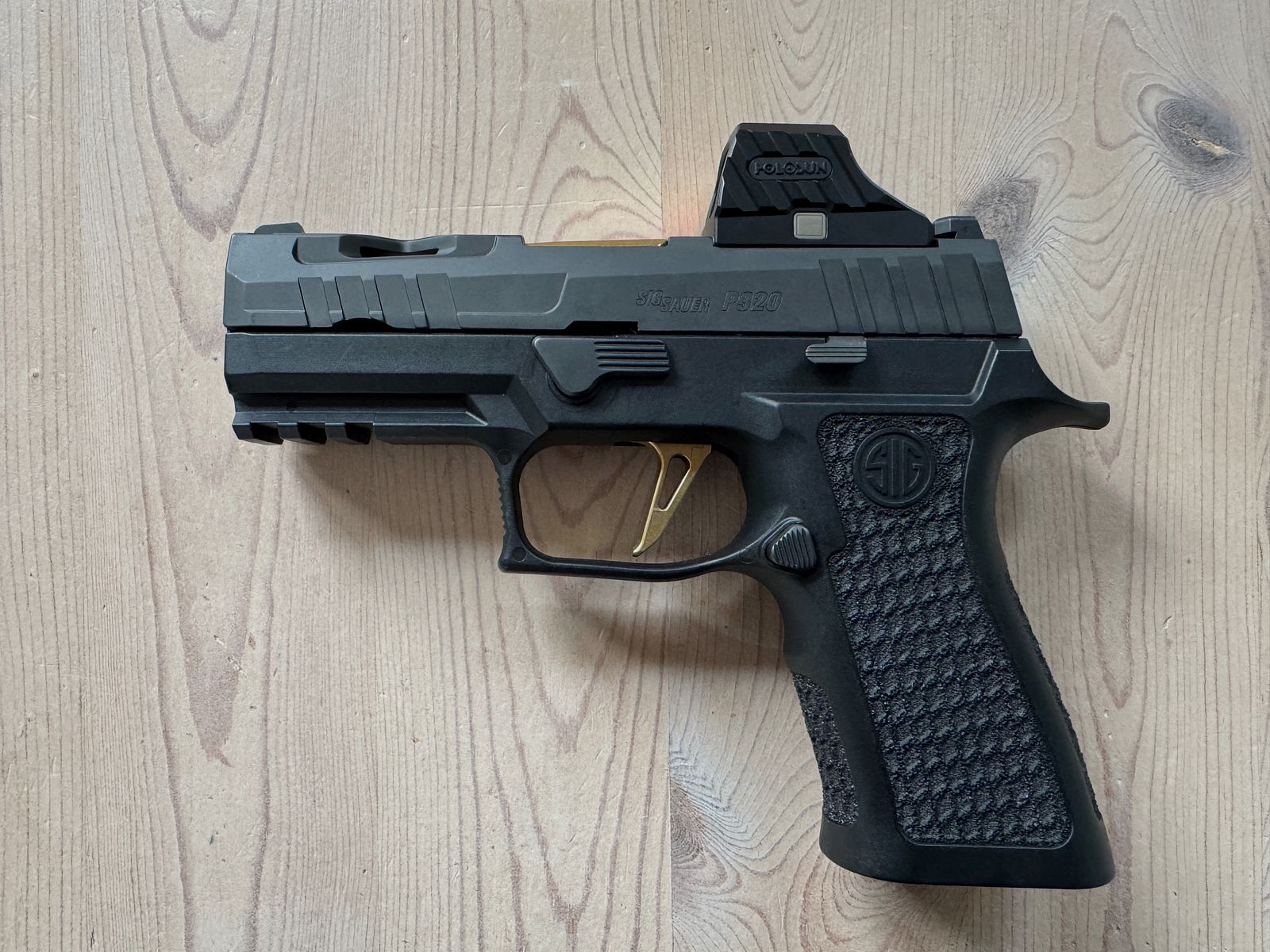 SIG Sauer P320 XCarry Spectre + Holosun SCS320