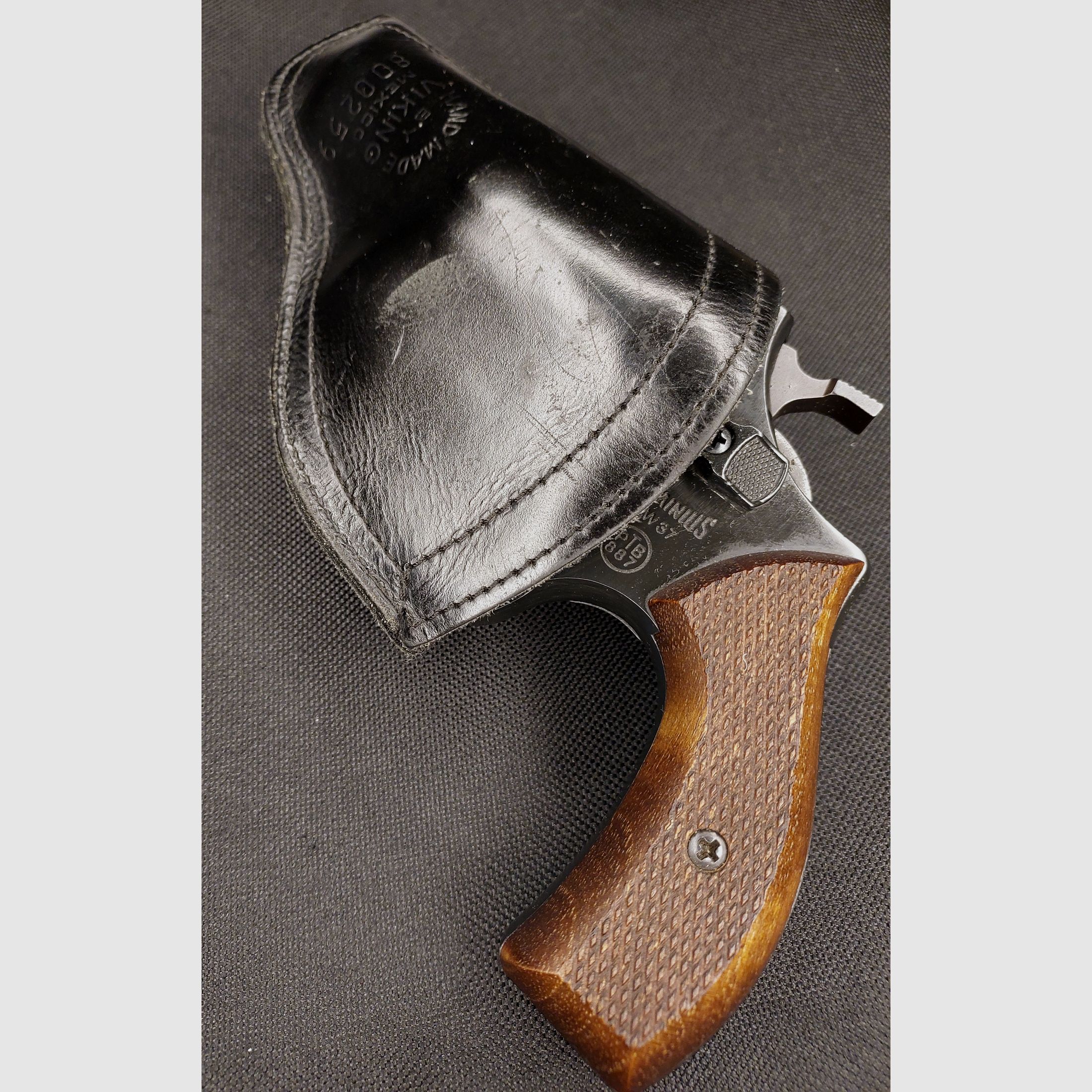 Weihrauch HW37 Kal. 9mm R.K. (PTB 887) OVP mit Holzgriffen und Lederholster - sehr gut erhalten (Arminius HW 37)