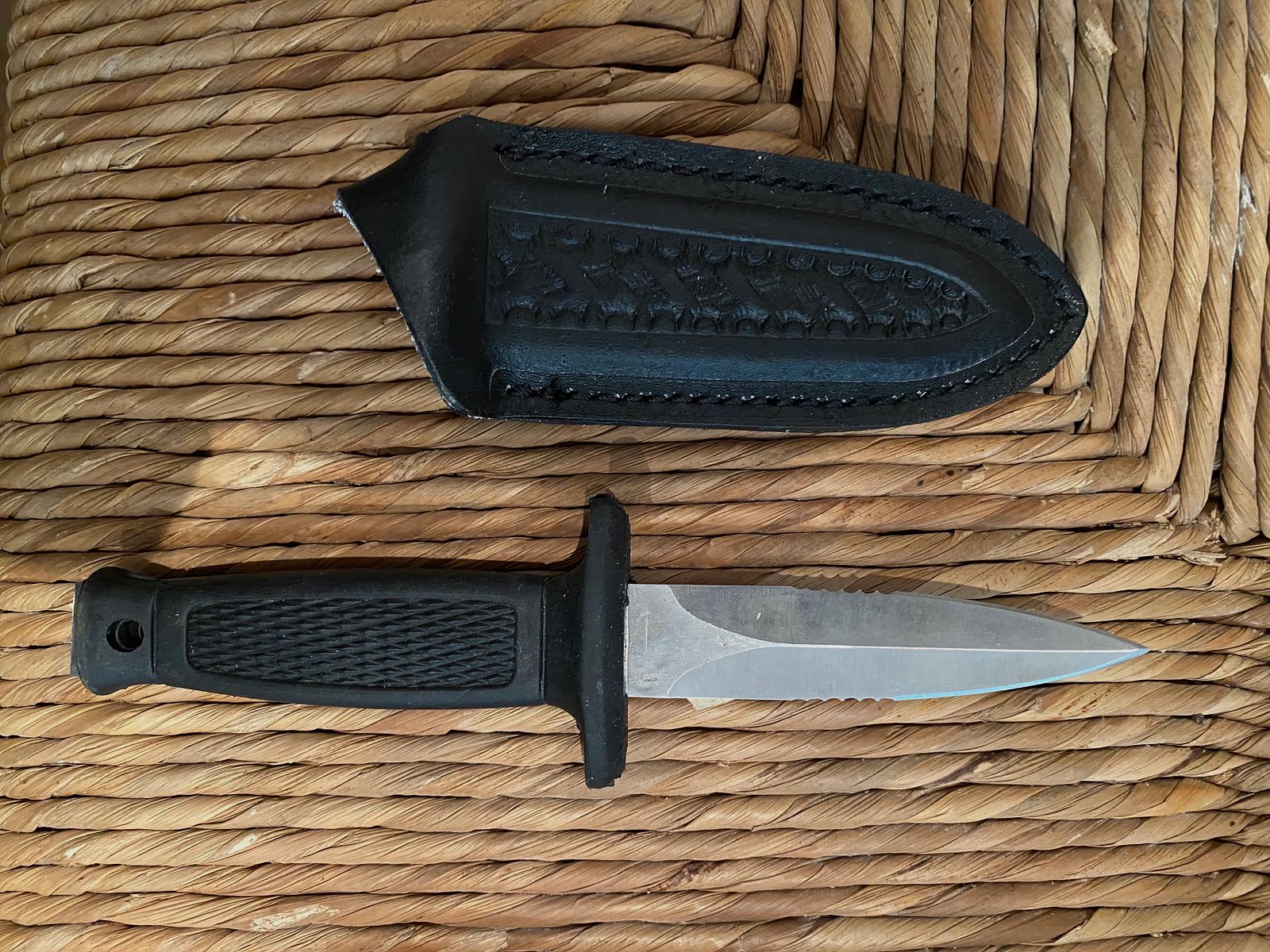 Nóż nurkowy / nóż outdoorowy z pochwą