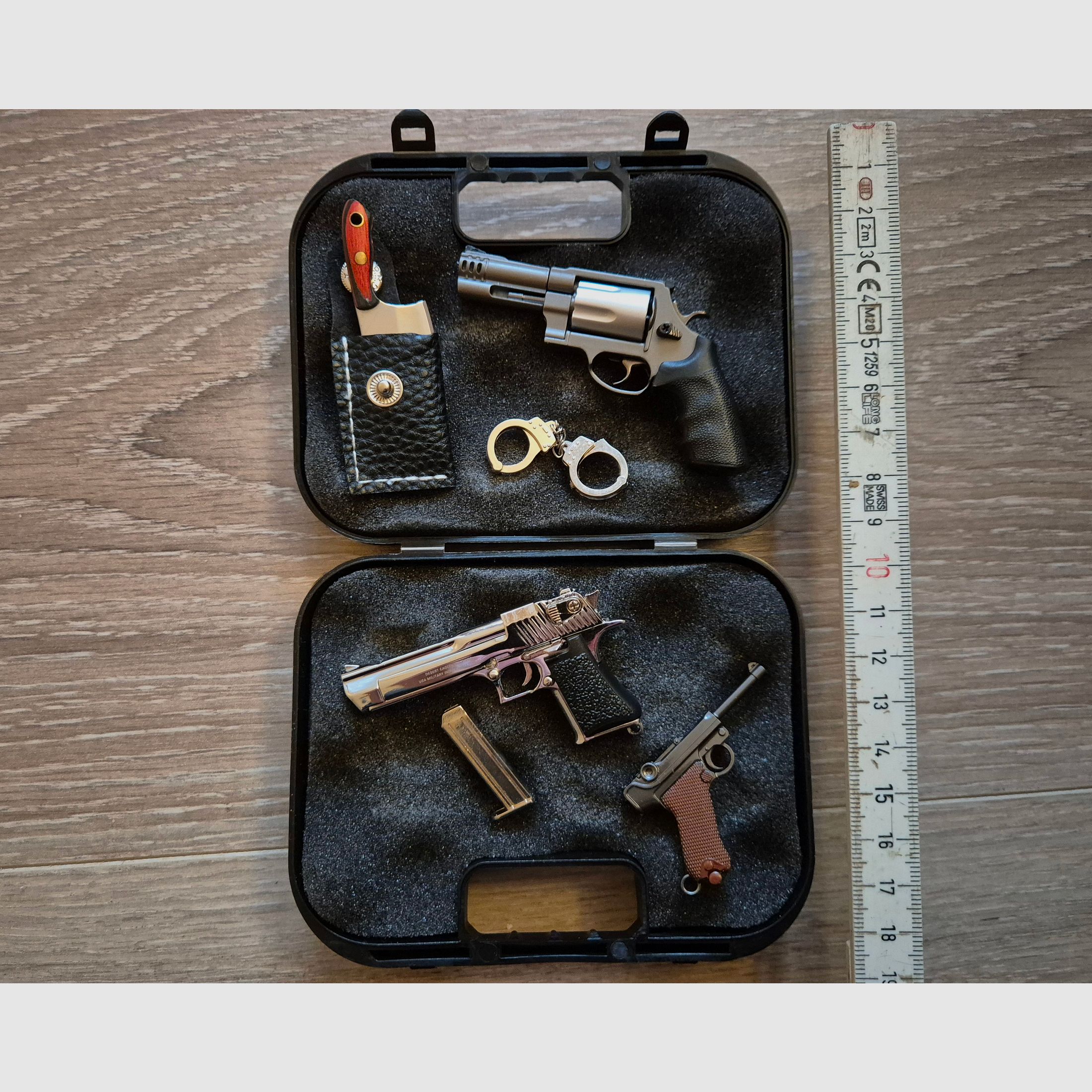 Miniatur Waffen (Schlüsselanhänger) inkl. Mini Waffenkoffer
