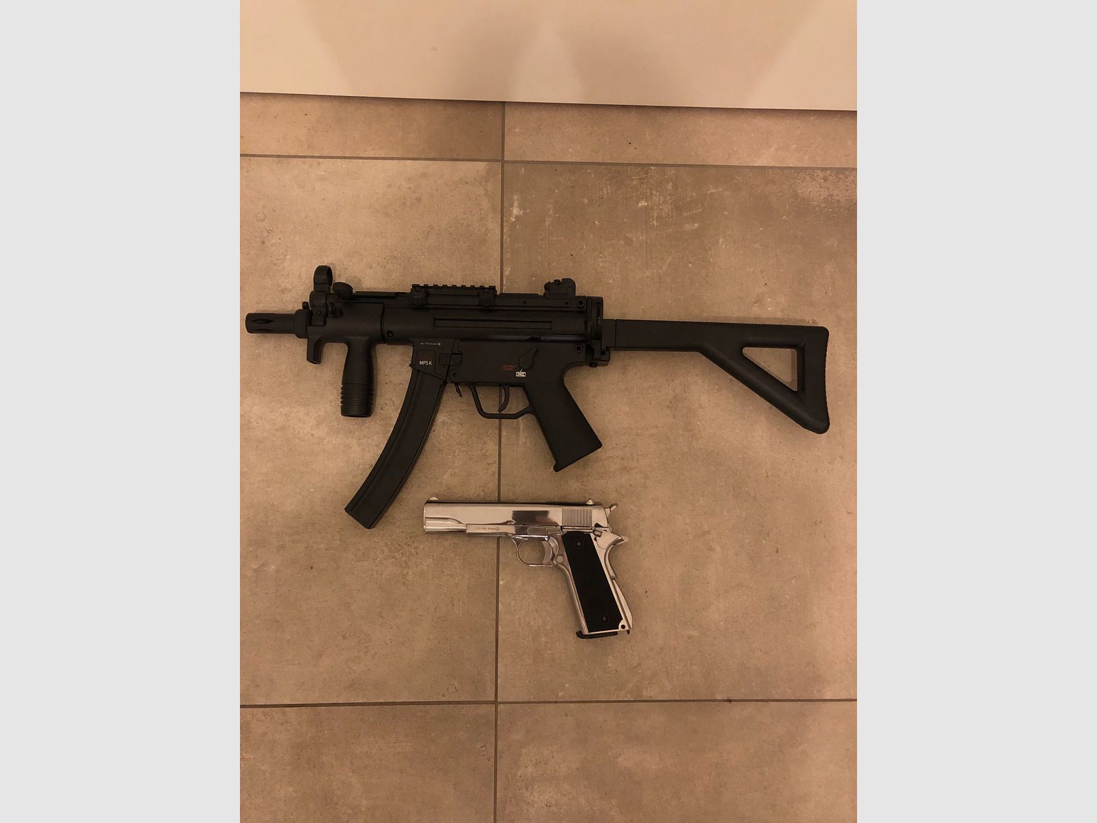 2 CO2 Waffen —  (1x KLI M1911-A1 Vollmetall & 1x Heckler und Koch MP5 K-PDW)