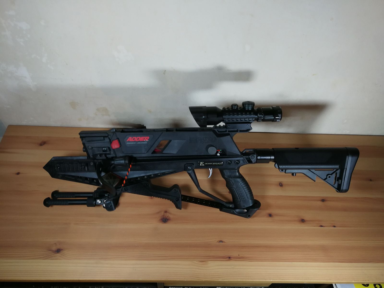 ADDER COBRA SYSTEM 130 LBS + 7 SCHUSS POLYMER MAGAZIN + 7 SCHUSS METALL MAGAZIN + OPTIK 3-10x42 Gr/Ro Bel & BERETTA 4x32 + METALL STANDBEIN