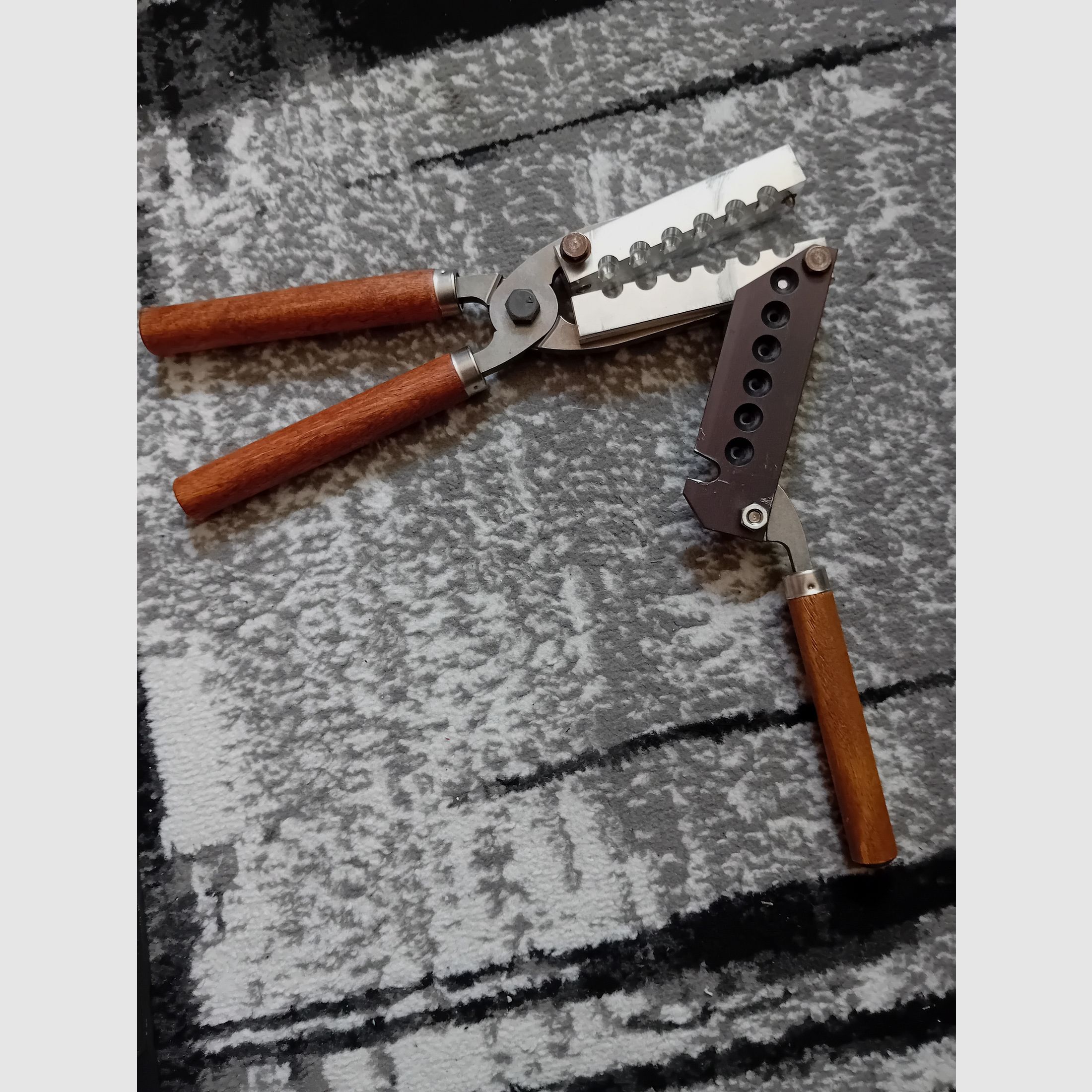 LEE 6-fach Kokille für Kegel Flachkopf Geschosse . 10mm Auto/.40 S&W mit Holzgriff neuwertig