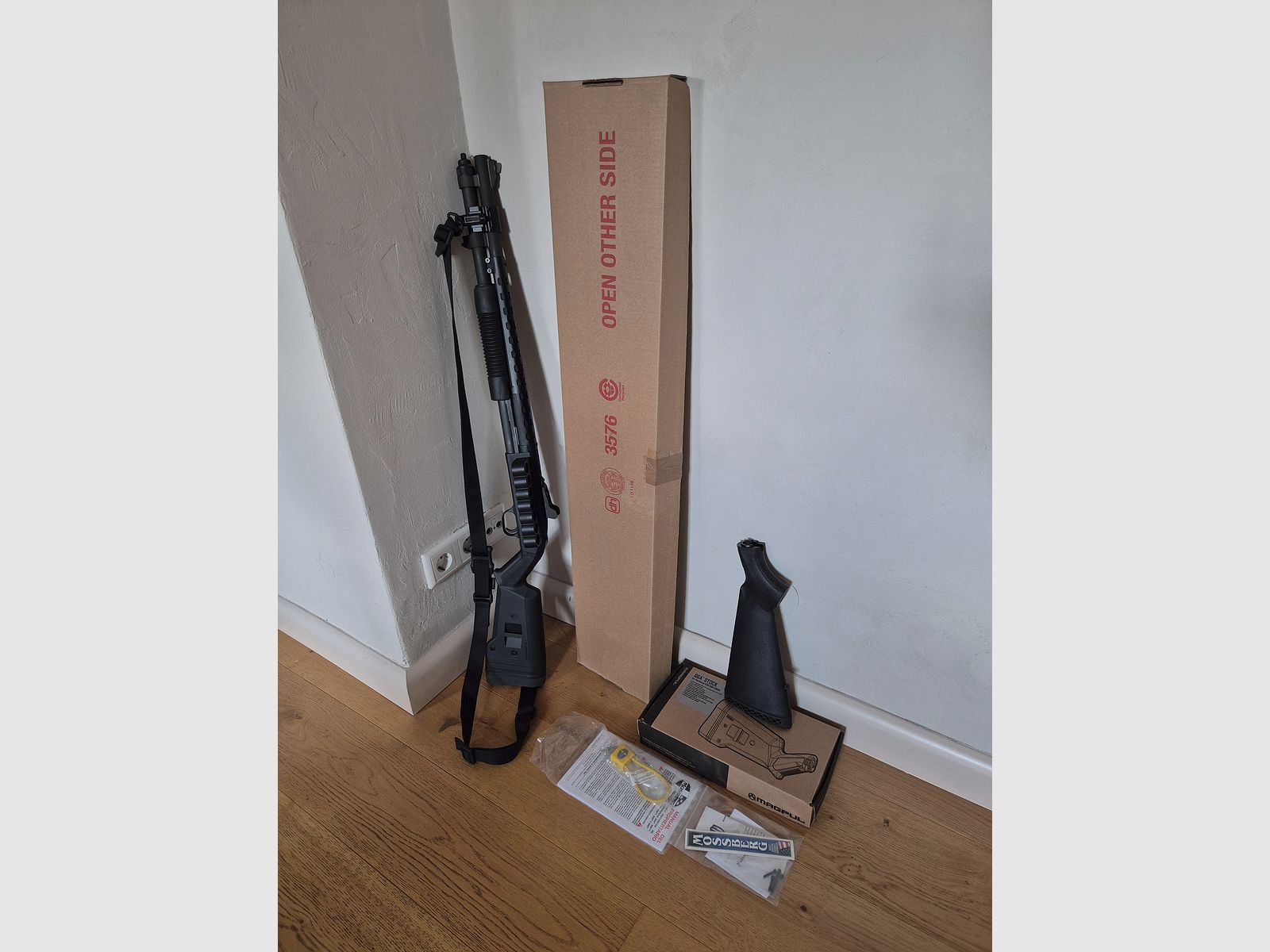 Mossberg M590A1 Ghost Ring Tactical 12/76 Mag. inkl. Magpul Schaft/Sling, Patronenhalter und Laufhitzeschild – Neu und unbenutzt
