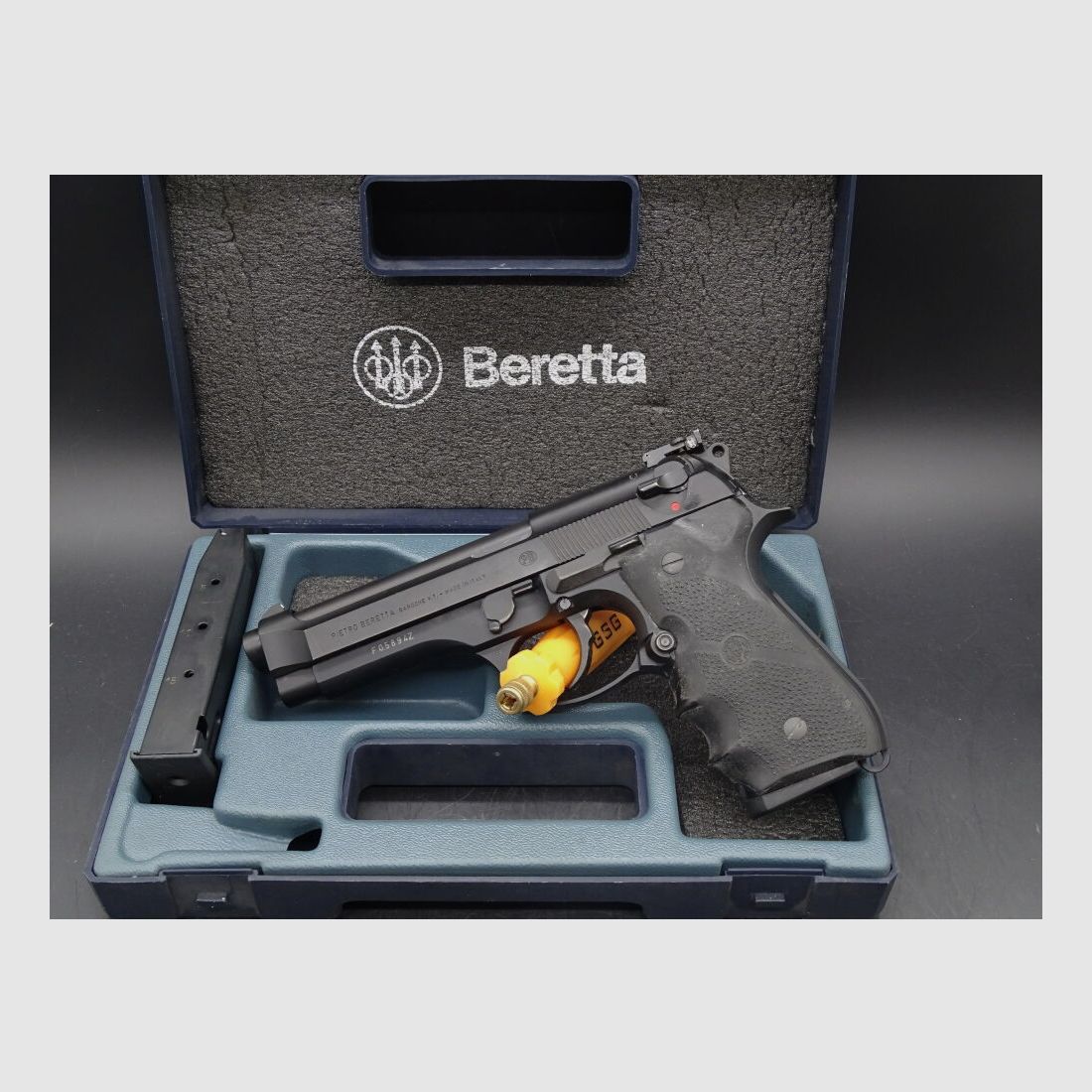 Beretta 92 FS kaliber 9mm Luger met LPA vizier 92 FS