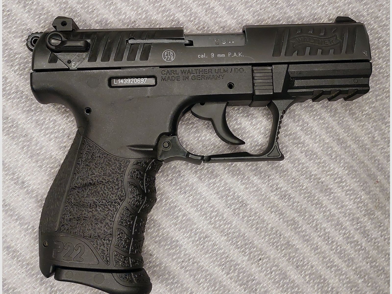 Walther P22Q blank firing pistol 9mm P.A.K. black (PTB 778) [P 22 Q] 2 magazines