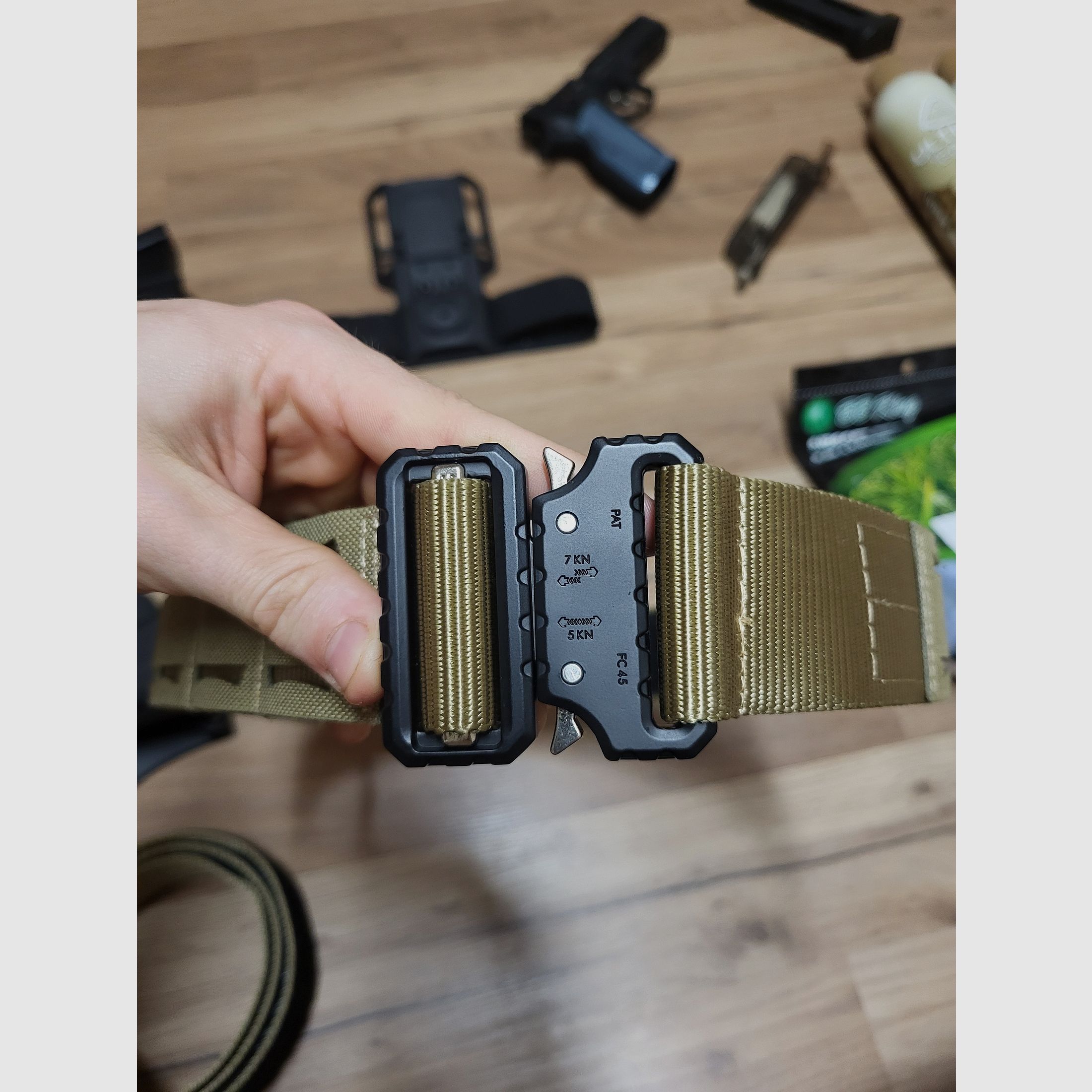 ASG CZ SHADOW 2 GBB AIRSOFT BUNDLE 4 chargeurs, 3 bouteilles de gaz Airsoft, 8000 billes, holster, 2 pochettes de chargeurs, ceinture Amomax peu utilisée
