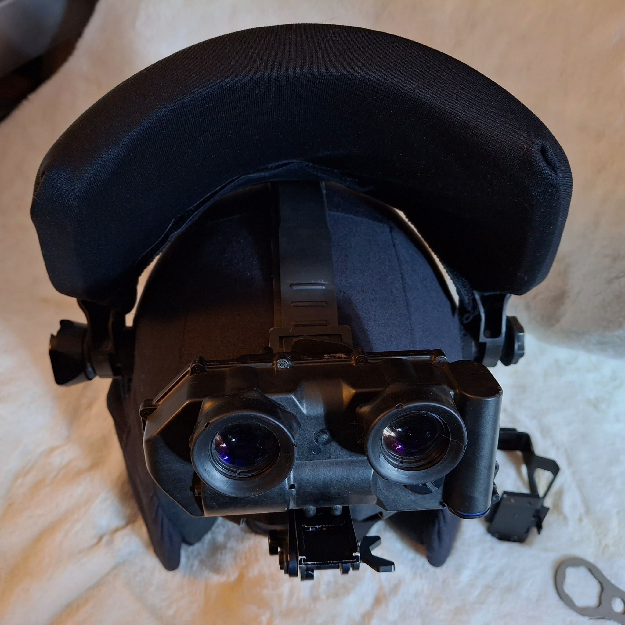 Nachtzichtversterker met helm- en hoofdbevestiging