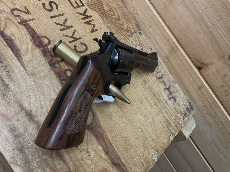 Revolver Amadeo Rossi Mod.971, Kal..357Mag., Holzgriffschalen, super Zustand!!!