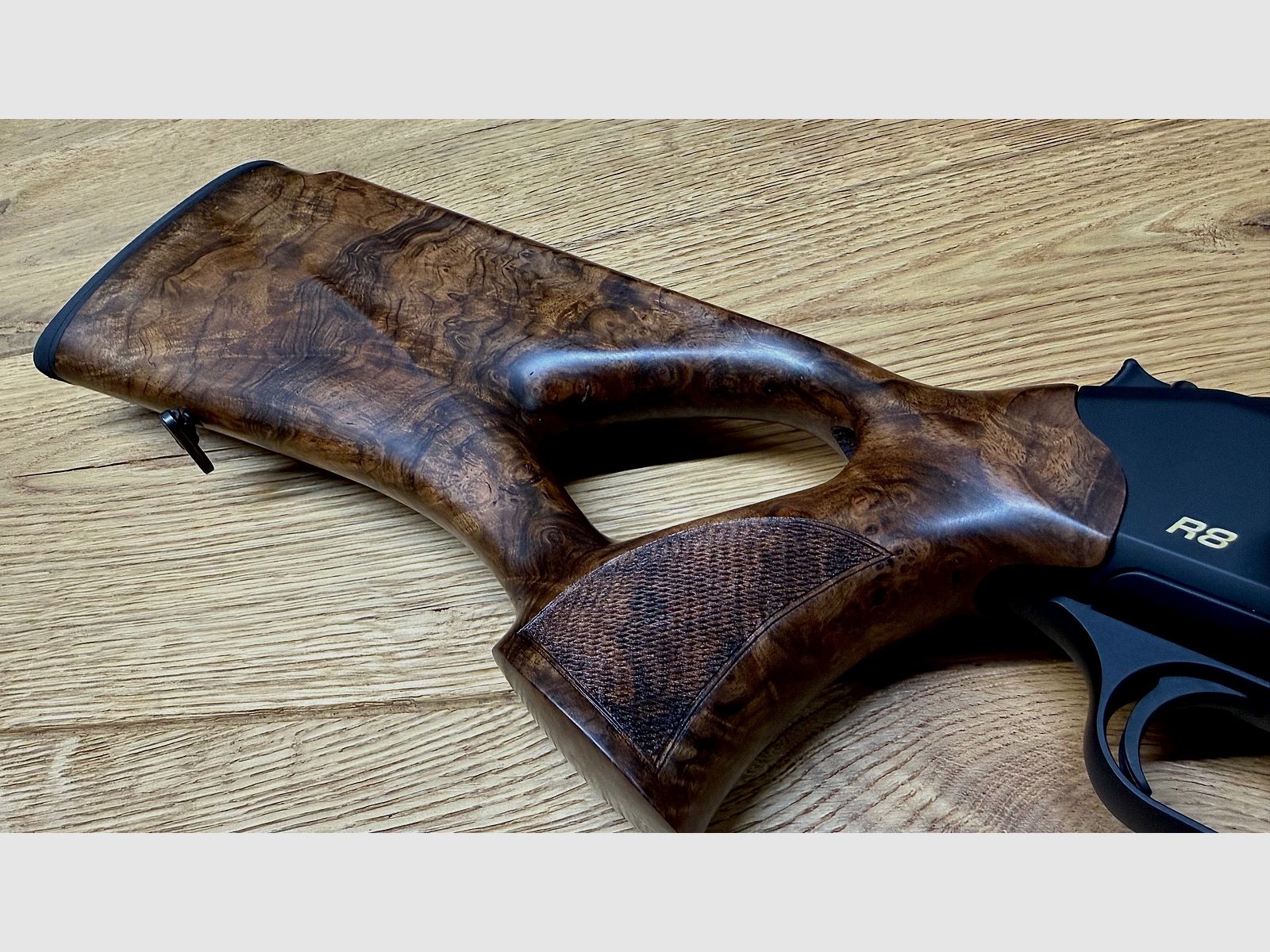 Blaser R8 mit traumhaftem Zubehör-Lochschaft Holzklasse 8-9, goldenes R8 Logo, Kammergriff Selours, gekürzter Lauf, M15x1 Gewinde, Standard-Kaliber wählbar