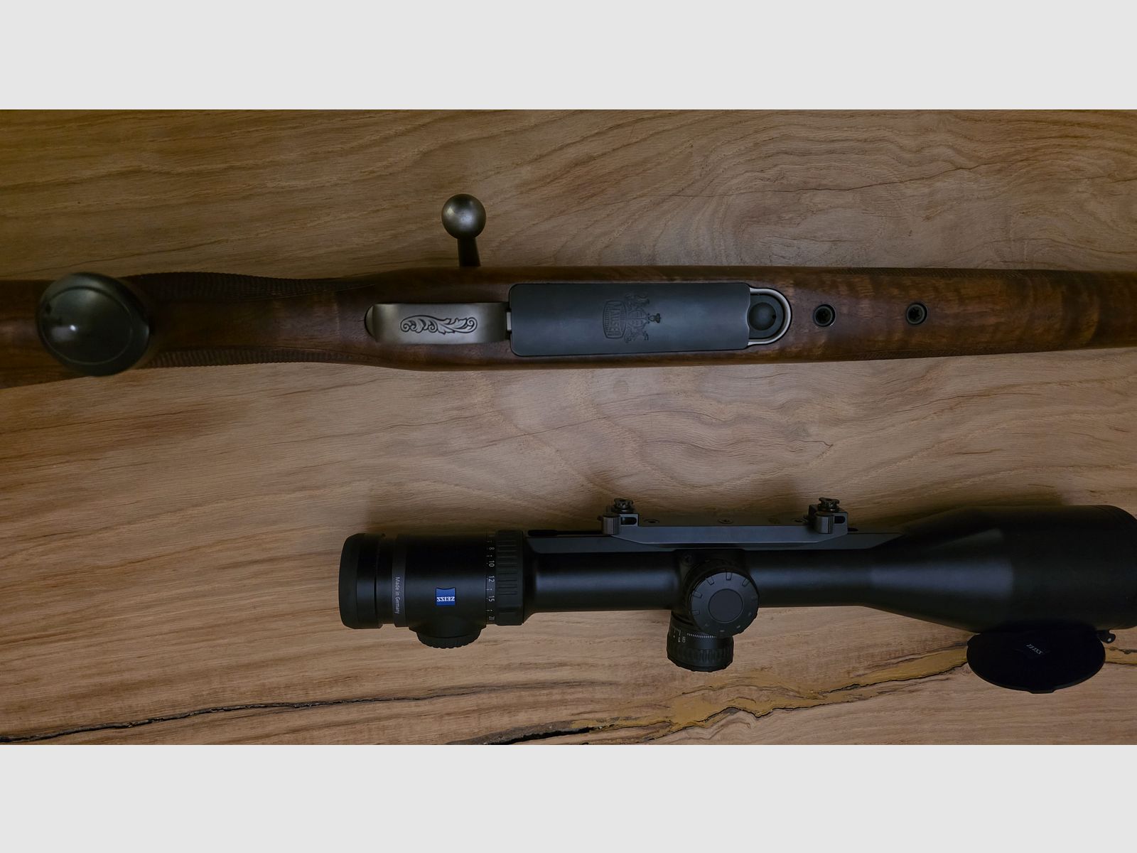 Mauser M03 Expert .223 z drewnianym stockiem i Zeiss Victory V8 4,5-35 x 60 z celownikiem z szybką regulacją (ASV)