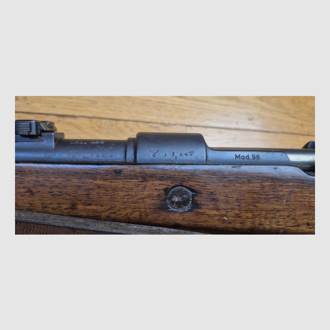 Schöne K98-Regelbüchse – Dritte Reich – Umgerüstet auf 8 x 57 JRS (nicht IS von Anfang) – Code „42' – Herstellung Mauser Oberndorf 1939 – Kein Einzelnummer – Exzellente Mechanik – Schaft und Holz unmarkiert und in TBE – Schöner Lauf mit guten Zügen – Riemen – Schönes Set und gute Waffe 100% aus der Zeit – TBE, Bild 31 von 36
