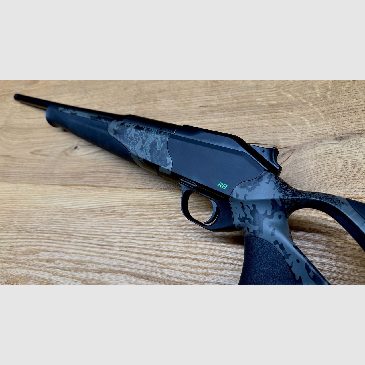 Blaser R8 Custom Carbon Huntec-Camo / Elastomereinlagen / gekürzter Lauf / Mündungsgewinde / Logo giftgrün // TRAUMWAFFE 